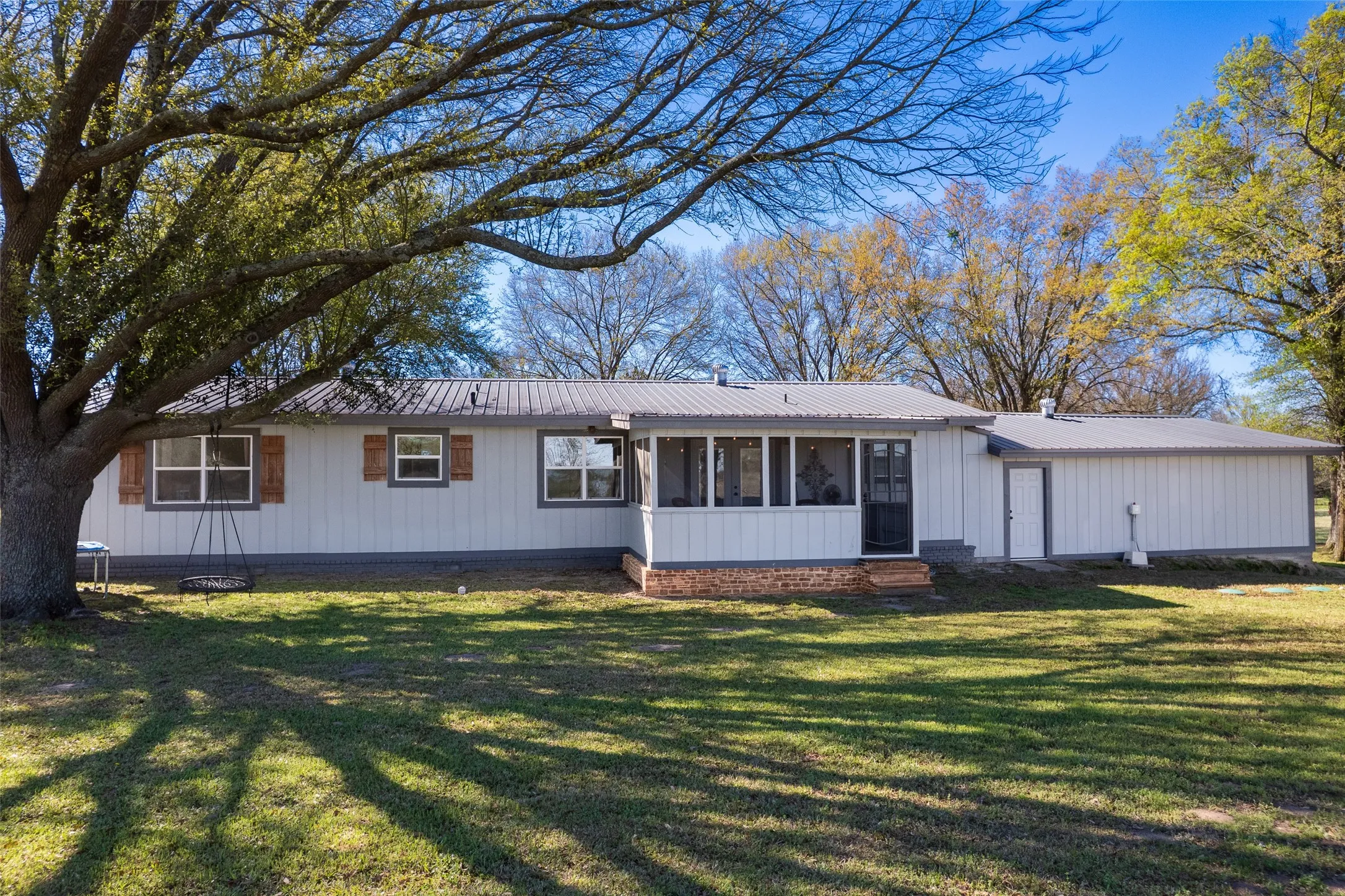 Single Family Residence For Sale in Franklin (TX) County , 328 FM 900, Mount Vernon, Texas 75457, 3 Bedroom, 2 Bathroom, Garage spaces, 1,396 Sqft, built in 1980, Preowned, mls#21208198, Real Estate Agent in Mount Vernon, Homes For Sale in Franklin (TX) county, Homes For Sale in Mount Vernon, Realtor in Mount Vernon Texas, Real Estate Brokerage Independent Realty Texas, Luminita Cordes Realtor