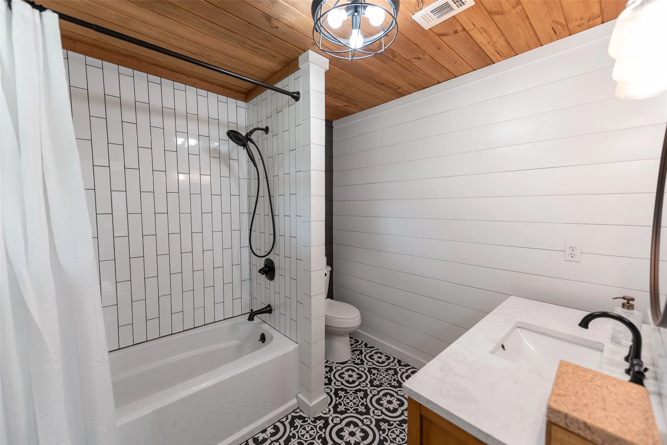 Single Family Residence For Sale in Franklin (TX) County , 328 FM 900, Mount Vernon, Texas 75457, 3 Bedroom, 2 Bathroom, Garage spaces, 1,396 Sqft, built in 1980, Preowned, mls#21208198, Real Estate Agent in Mount Vernon, Homes For Sale in Franklin (TX) county, Homes For Sale in Mount Vernon, Realtor in Mount Vernon Texas, Real Estate Brokerage Independent Realty Texas, Luminita Cordes Realtor