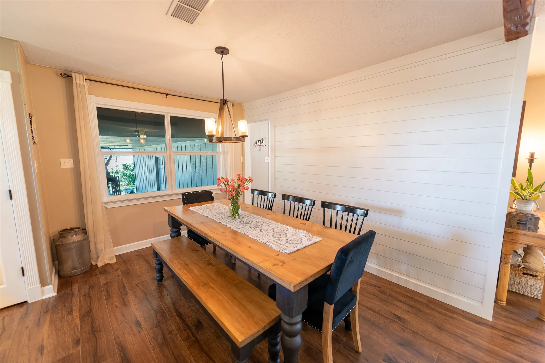 Single Family Residence For Sale in Franklin (TX) County , 328 FM 900, Mount Vernon, Texas 75457, 3 Bedroom, 2 Bathroom, Garage spaces, 1,396 Sqft, built in 1980, Preowned, mls#21208198, Real Estate Agent in Mount Vernon, Homes For Sale in Franklin (TX) county, Homes For Sale in Mount Vernon, Realtor in Mount Vernon Texas, Real Estate Brokerage Independent Realty Texas, Luminita Cordes Realtor