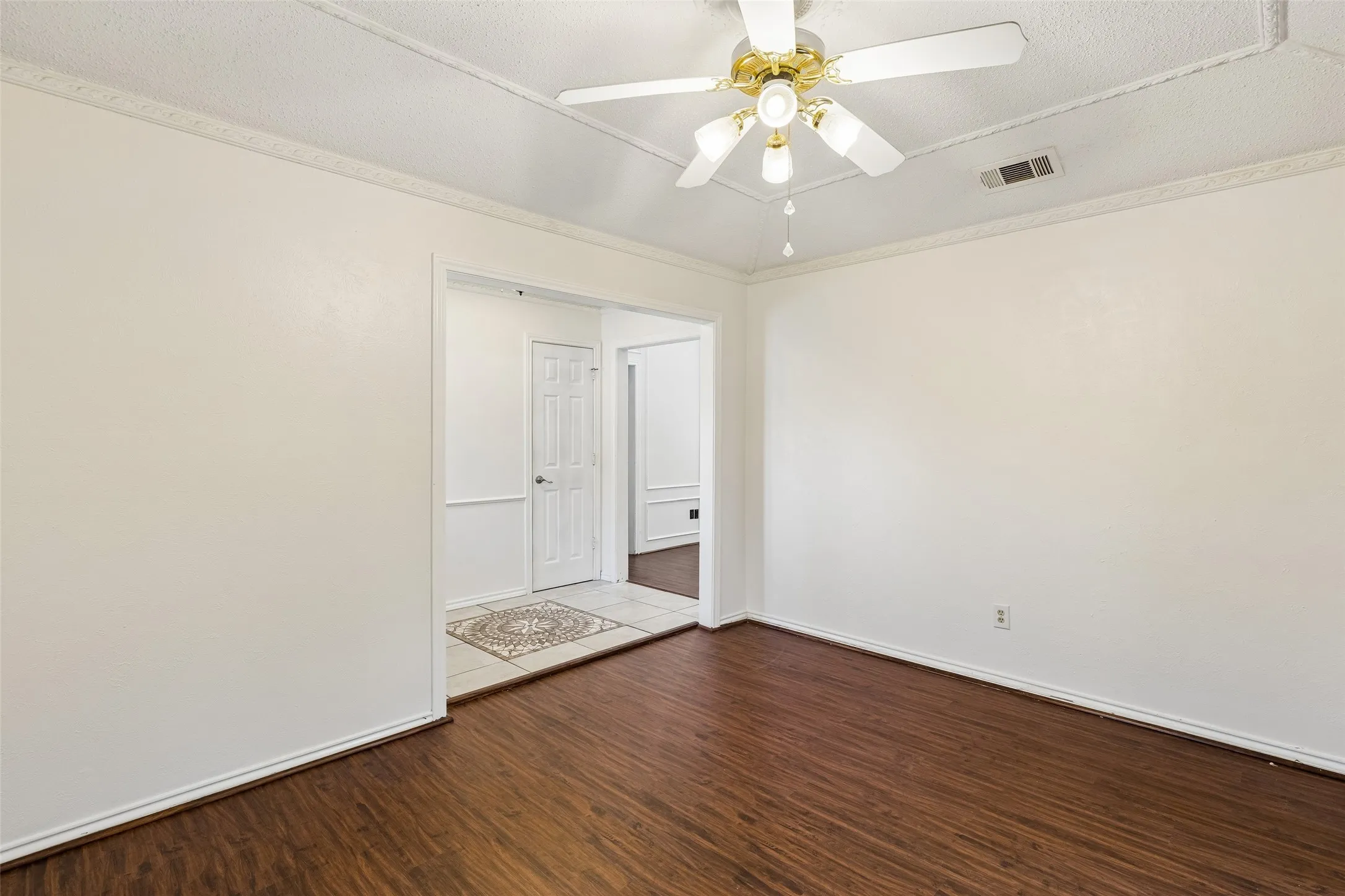 Single Family Residence For Sale in Dallas County , 810 Meadowgate Drive, Garland, Texas 75040, 4 Bedroom, 2 Bathroom, 2 Garage spaces, 1,784 Sqft, built in 1975, Preowned, mls#21208837, Real Estate Agent in Garland, Homes For Sale in Dallas county, Homes For Sale in Garland, Realtor in Garland Texas, Real Estate Brokerage Independent Realty Texas, Luminita Cordes Realtor