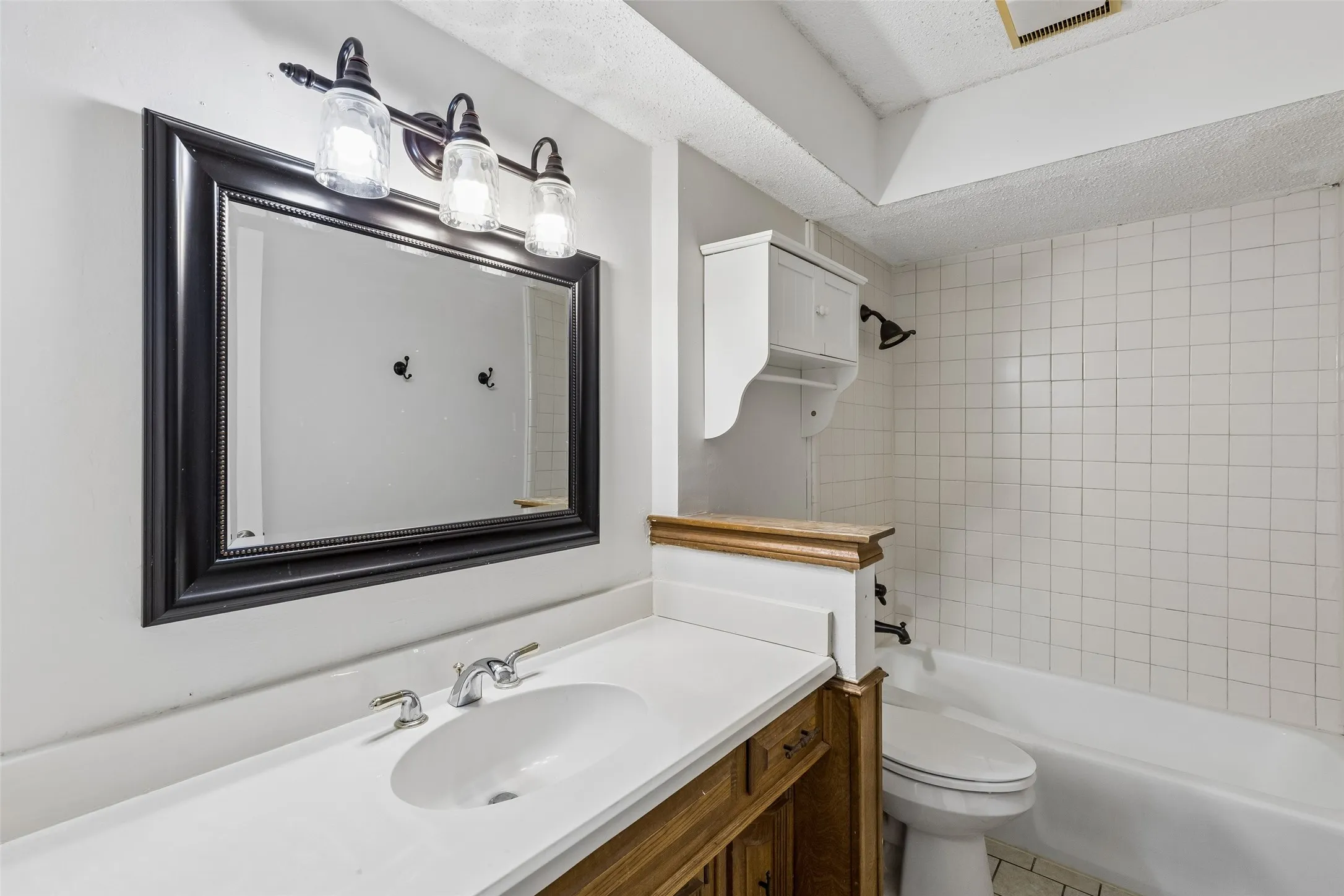 Single Family Residence For Sale in Dallas County , 810 Meadowgate Drive, Garland, Texas 75040, 4 Bedroom, 2 Bathroom, 2 Garage spaces, 1,784 Sqft, built in 1975, Preowned, mls#21208837, Real Estate Agent in Garland, Homes For Sale in Dallas county, Homes For Sale in Garland, Realtor in Garland Texas, Real Estate Brokerage Independent Realty Texas, Luminita Cordes Realtor