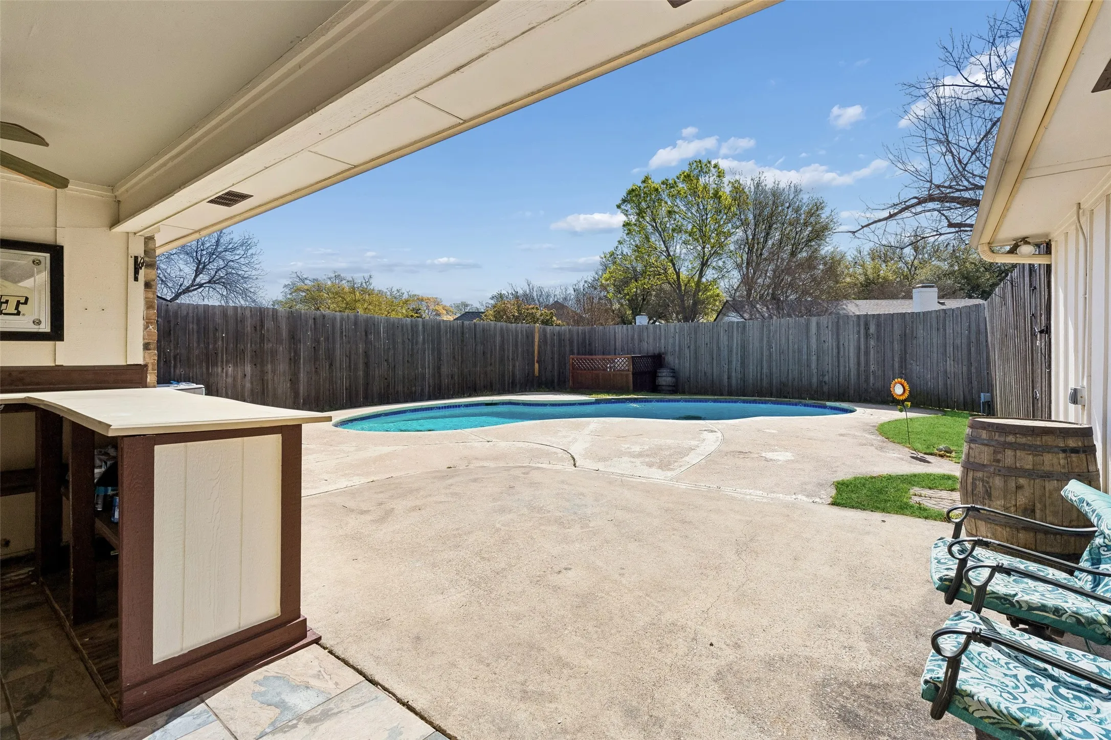 Single Family Residence For Sale in Dallas County , 810 Meadowgate Drive, Garland, Texas 75040, 4 Bedroom, 2 Bathroom, 2 Garage spaces, 1,784 Sqft, built in 1975, Preowned, mls#21208837, Real Estate Agent in Garland, Homes For Sale in Dallas county, Homes For Sale in Garland, Realtor in Garland Texas, Real Estate Brokerage Independent Realty Texas, Luminita Cordes Realtor