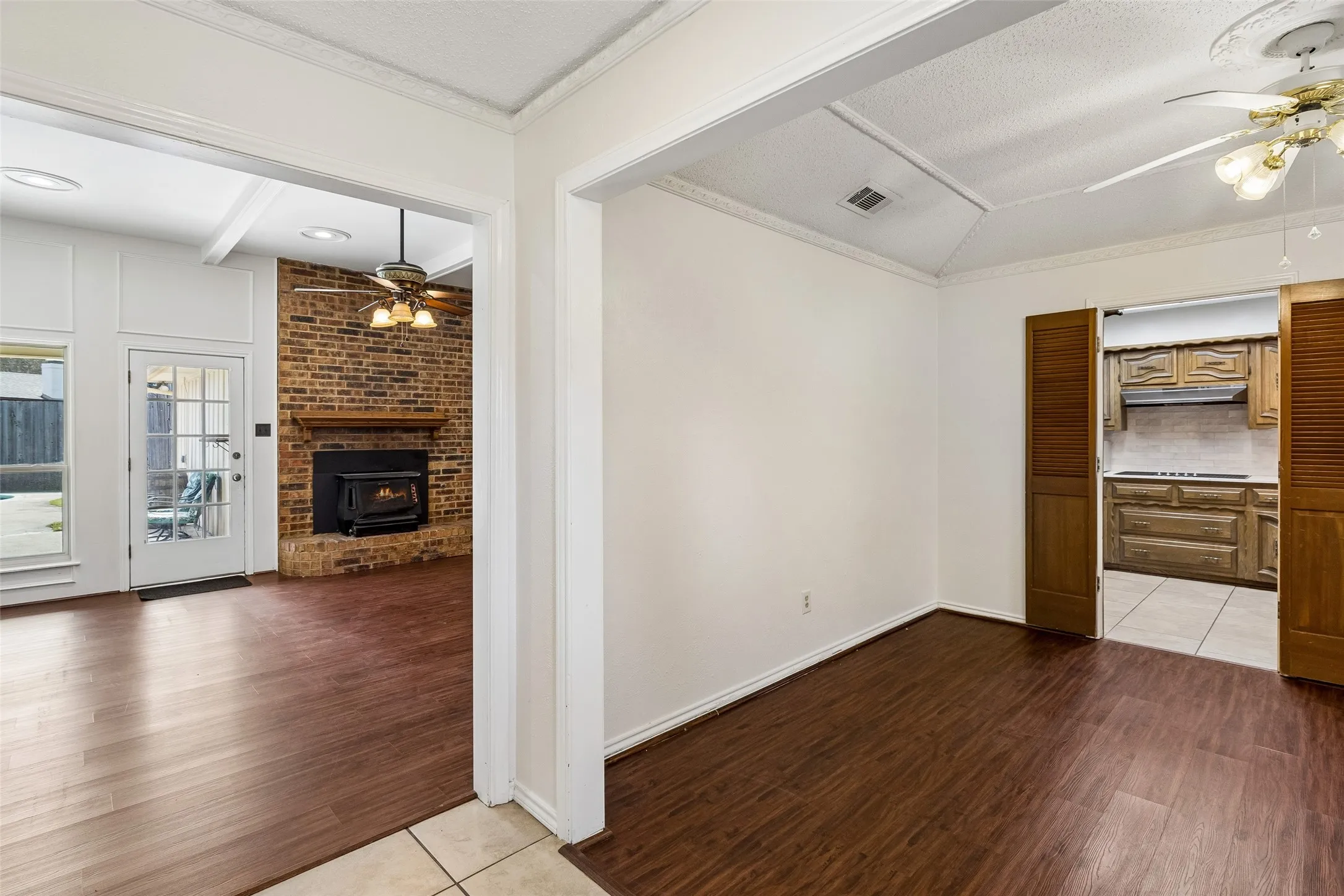 Single Family Residence For Sale in Dallas County , 810 Meadowgate Drive, Garland, Texas 75040, 4 Bedroom, 2 Bathroom, 2 Garage spaces, 1,784 Sqft, built in 1975, Preowned, mls#21208837, Real Estate Agent in Garland, Homes For Sale in Dallas county, Homes For Sale in Garland, Realtor in Garland Texas, Real Estate Brokerage Independent Realty Texas, Luminita Cordes Realtor