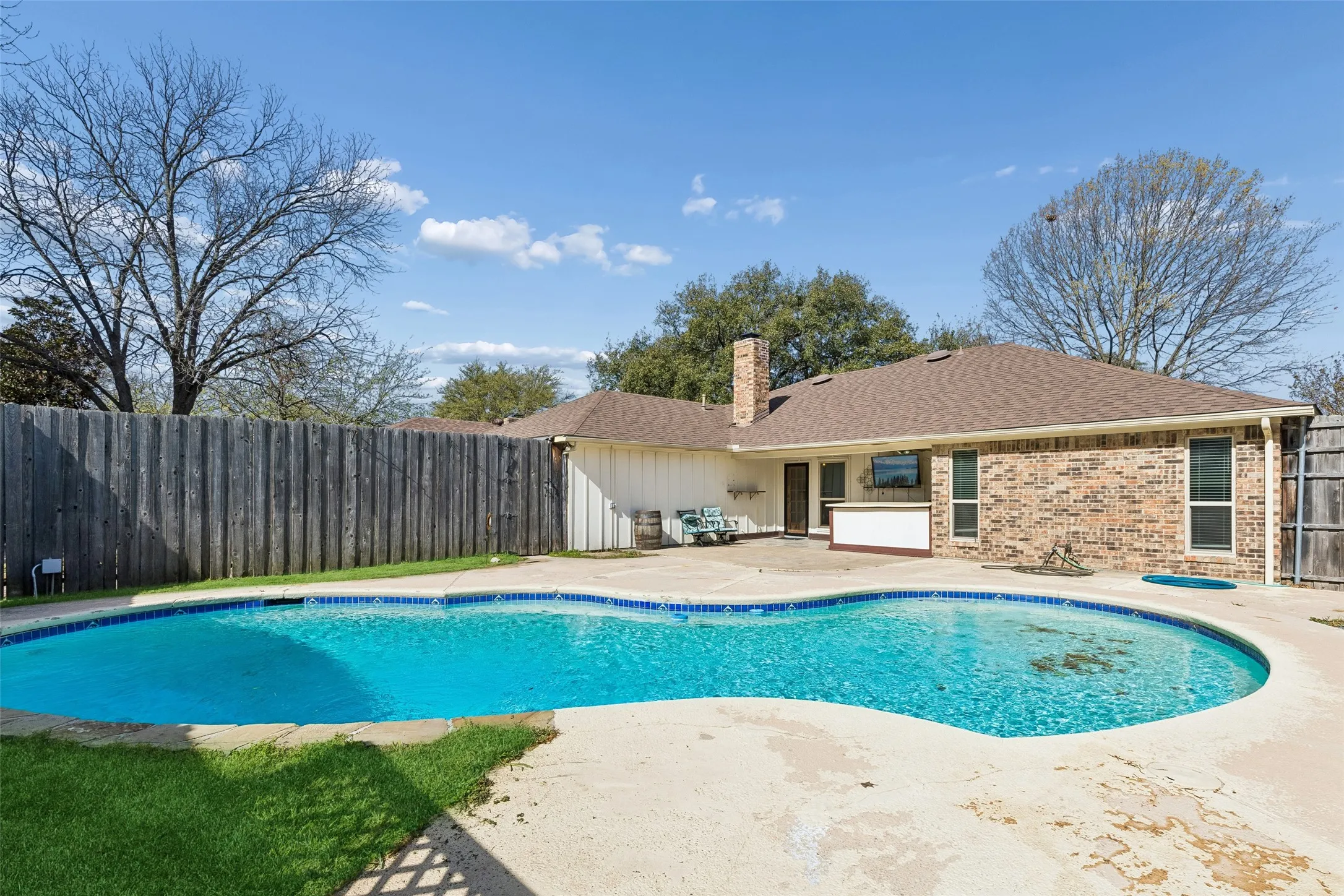 Single Family Residence For Sale in Dallas County , 810 Meadowgate Drive, Garland, Texas 75040, 4 Bedroom, 2 Bathroom, 2 Garage spaces, 1,784 Sqft, built in 1975, Preowned, mls#21208837, Real Estate Agent in Garland, Homes For Sale in Dallas county, Homes For Sale in Garland, Realtor in Garland Texas, Real Estate Brokerage Independent Realty Texas, Luminita Cordes Realtor