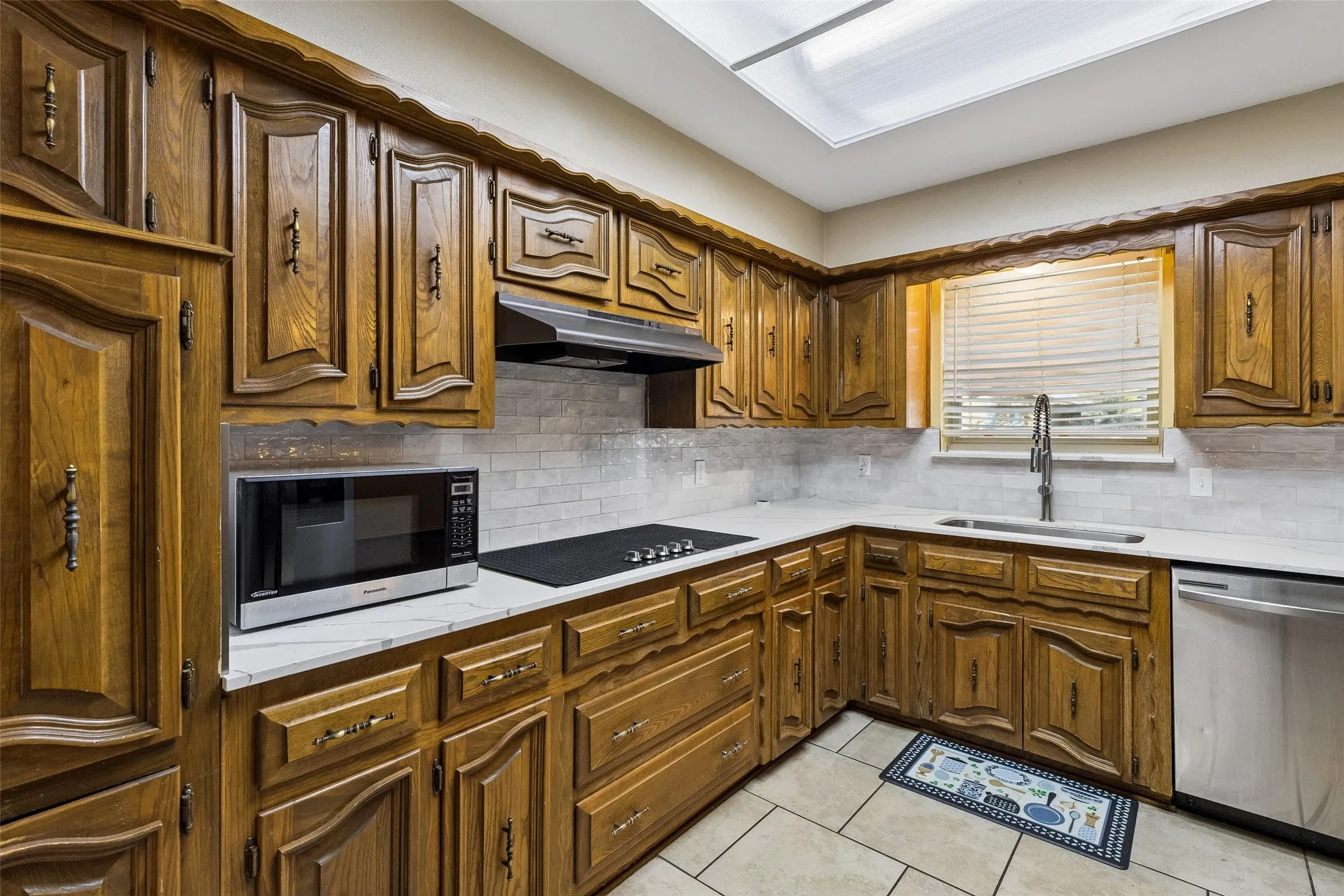 Single Family Residence For Sale in Dallas County , 810 Meadowgate Drive, Garland, Texas 75040, 4 Bedroom, 2 Bathroom, 2 Garage spaces, 1,784 Sqft, built in 1975, Preowned, mls#21208837, Real Estate Agent in Garland, Homes For Sale in Dallas county, Homes For Sale in Garland, Realtor in Garland Texas, Real Estate Brokerage Independent Realty Texas, Luminita Cordes Realtor