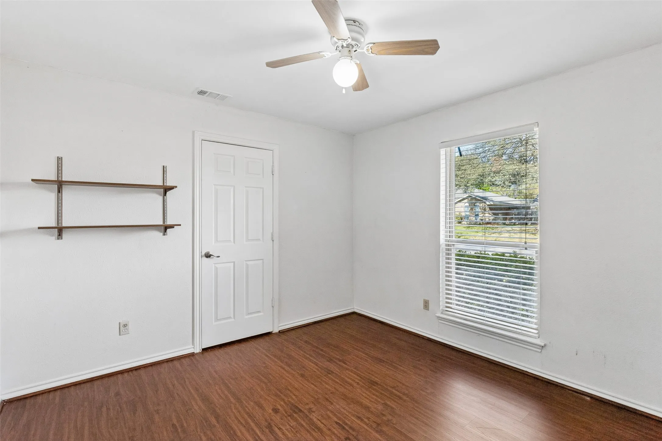 Single Family Residence For Sale in Dallas County , 810 Meadowgate Drive, Garland, Texas 75040, 4 Bedroom, 2 Bathroom, 2 Garage spaces, 1,784 Sqft, built in 1975, Preowned, mls#21208837, Real Estate Agent in Garland, Homes For Sale in Dallas county, Homes For Sale in Garland, Realtor in Garland Texas, Real Estate Brokerage Independent Realty Texas, Luminita Cordes Realtor