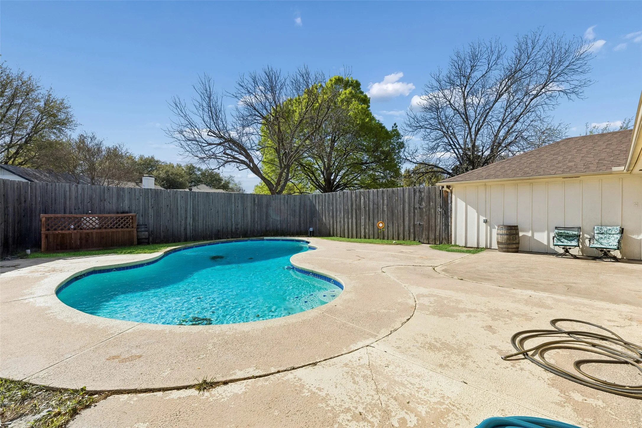 Single Family Residence For Sale in Dallas County , 810 Meadowgate Drive, Garland, Texas 75040, 4 Bedroom, 2 Bathroom, 2 Garage spaces, 1,784 Sqft, built in 1975, Preowned, mls#21208837, Real Estate Agent in Garland, Homes For Sale in Dallas county, Homes For Sale in Garland, Realtor in Garland Texas, Real Estate Brokerage Independent Realty Texas, Luminita Cordes Realtor