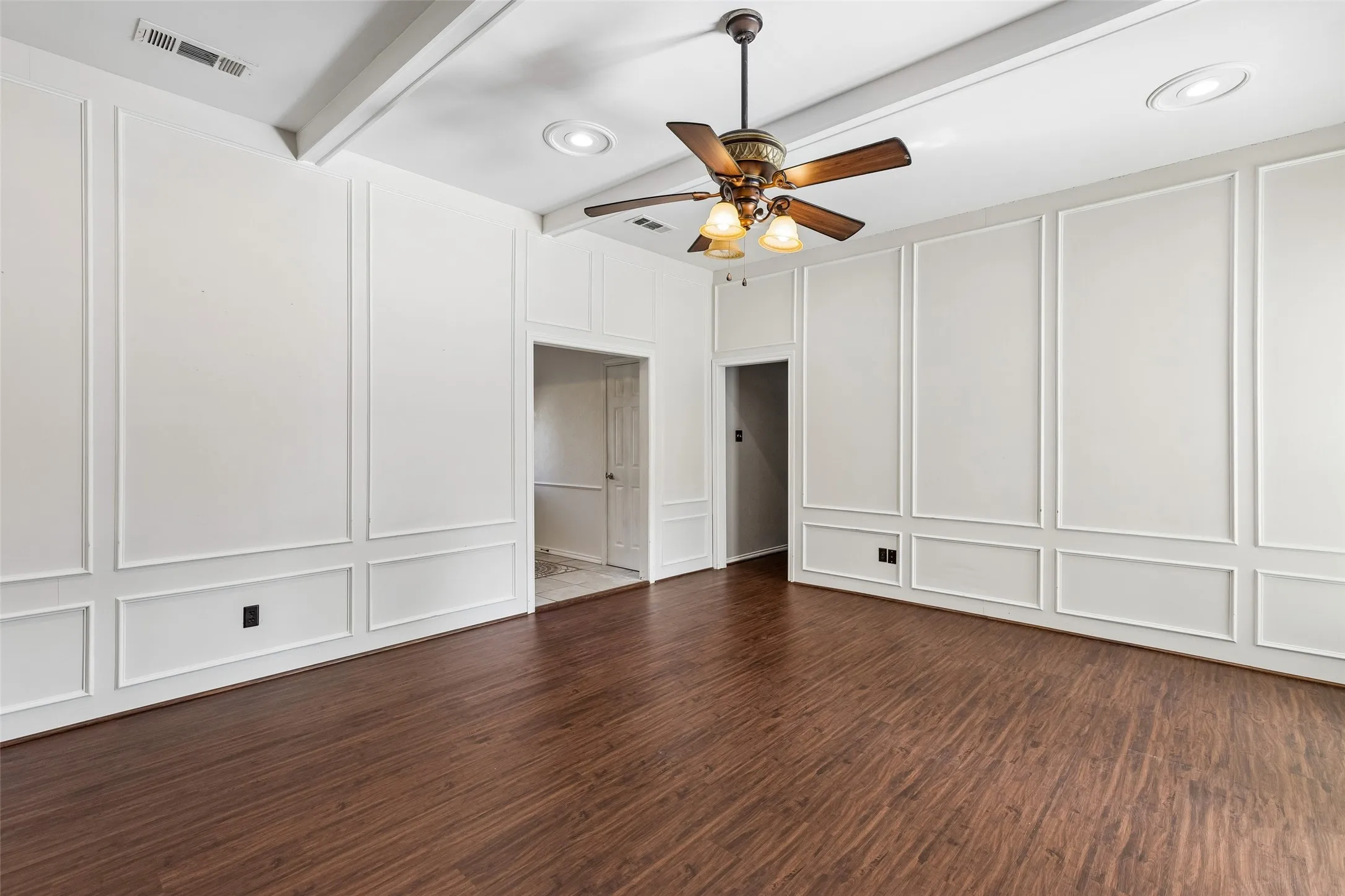 Single Family Residence For Sale in Dallas County , 810 Meadowgate Drive, Garland, Texas 75040, 4 Bedroom, 2 Bathroom, 2 Garage spaces, 1,784 Sqft, built in 1975, Preowned, mls#21208837, Real Estate Agent in Garland, Homes For Sale in Dallas county, Homes For Sale in Garland, Realtor in Garland Texas, Real Estate Brokerage Independent Realty Texas, Luminita Cordes Realtor