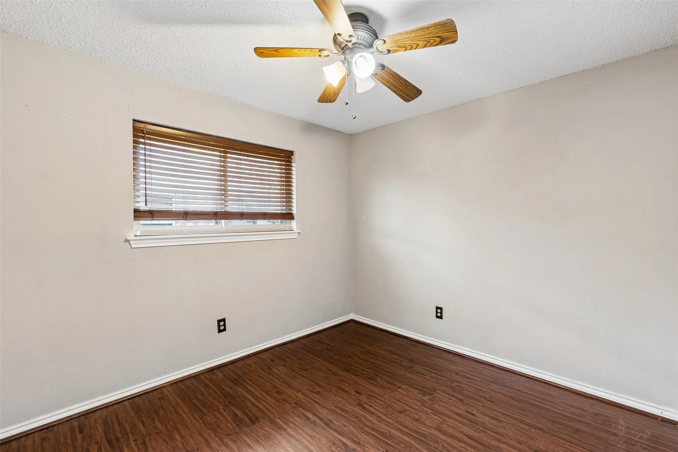 Single Family Residence For Sale in Dallas County , 810 Meadowgate Drive, Garland, Texas 75040, 4 Bedroom, 2 Bathroom, 2 Garage spaces, 1,784 Sqft, built in 1975, Preowned, mls#21208837, Real Estate Agent in Garland, Homes For Sale in Dallas county, Homes For Sale in Garland, Realtor in Garland Texas, Real Estate Brokerage Independent Realty Texas, Luminita Cordes Realtor