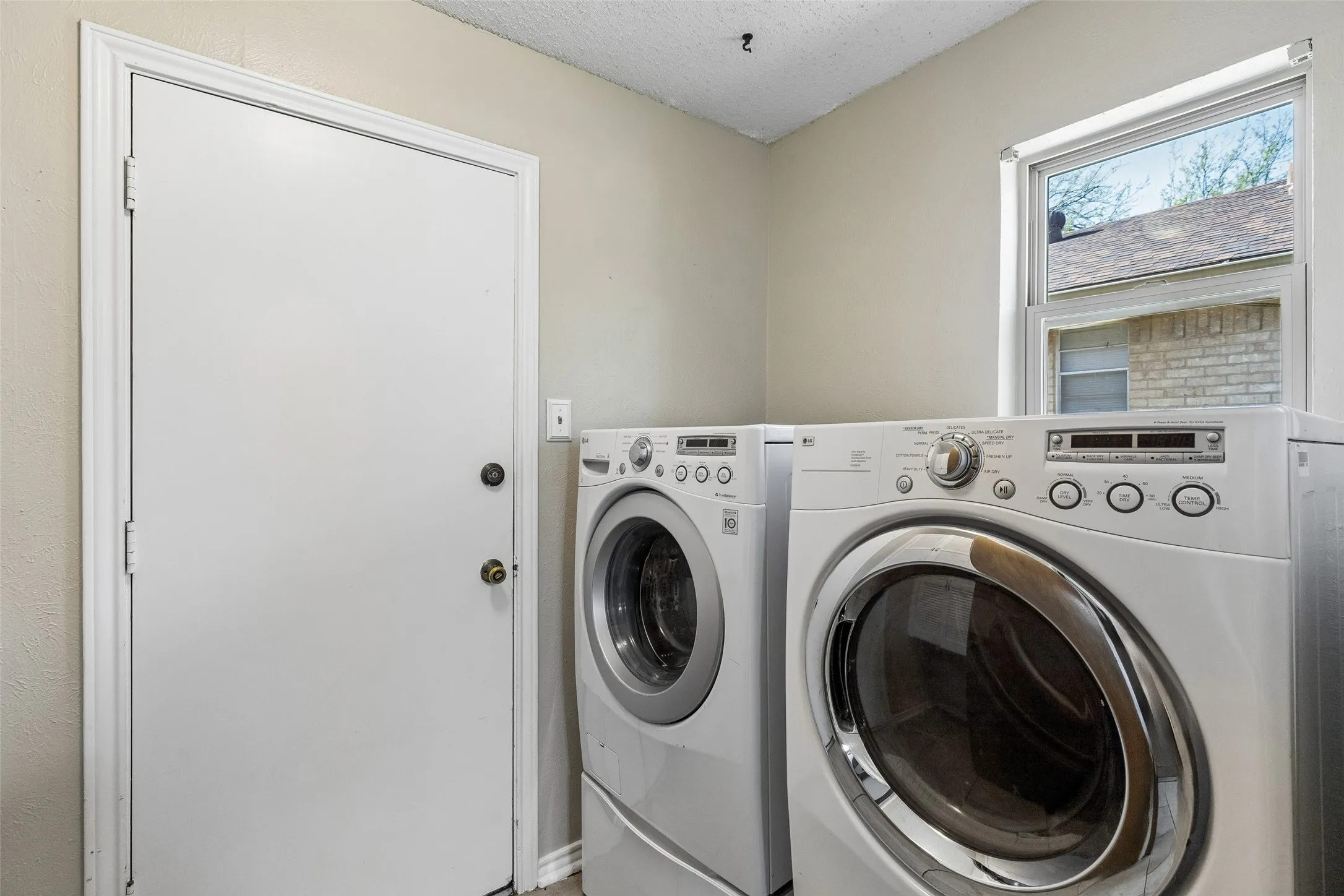 Single Family Residence For Sale in Dallas County , 810 Meadowgate Drive, Garland, Texas 75040, 4 Bedroom, 2 Bathroom, 2 Garage spaces, 1,784 Sqft, built in 1975, Preowned, mls#21208837, Real Estate Agent in Garland, Homes For Sale in Dallas county, Homes For Sale in Garland, Realtor in Garland Texas, Real Estate Brokerage Independent Realty Texas, Luminita Cordes Realtor