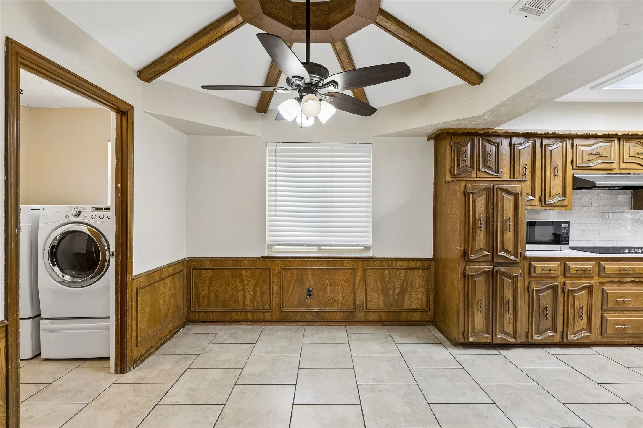 Single Family Residence For Sale in Dallas County , 810 Meadowgate Drive, Garland, Texas 75040, 4 Bedroom, 2 Bathroom, 2 Garage spaces, 1,784 Sqft, built in 1975, Preowned, mls#21208837, Real Estate Agent in Garland, Homes For Sale in Dallas county, Homes For Sale in Garland, Realtor in Garland Texas, Real Estate Brokerage Independent Realty Texas, Luminita Cordes Realtor
