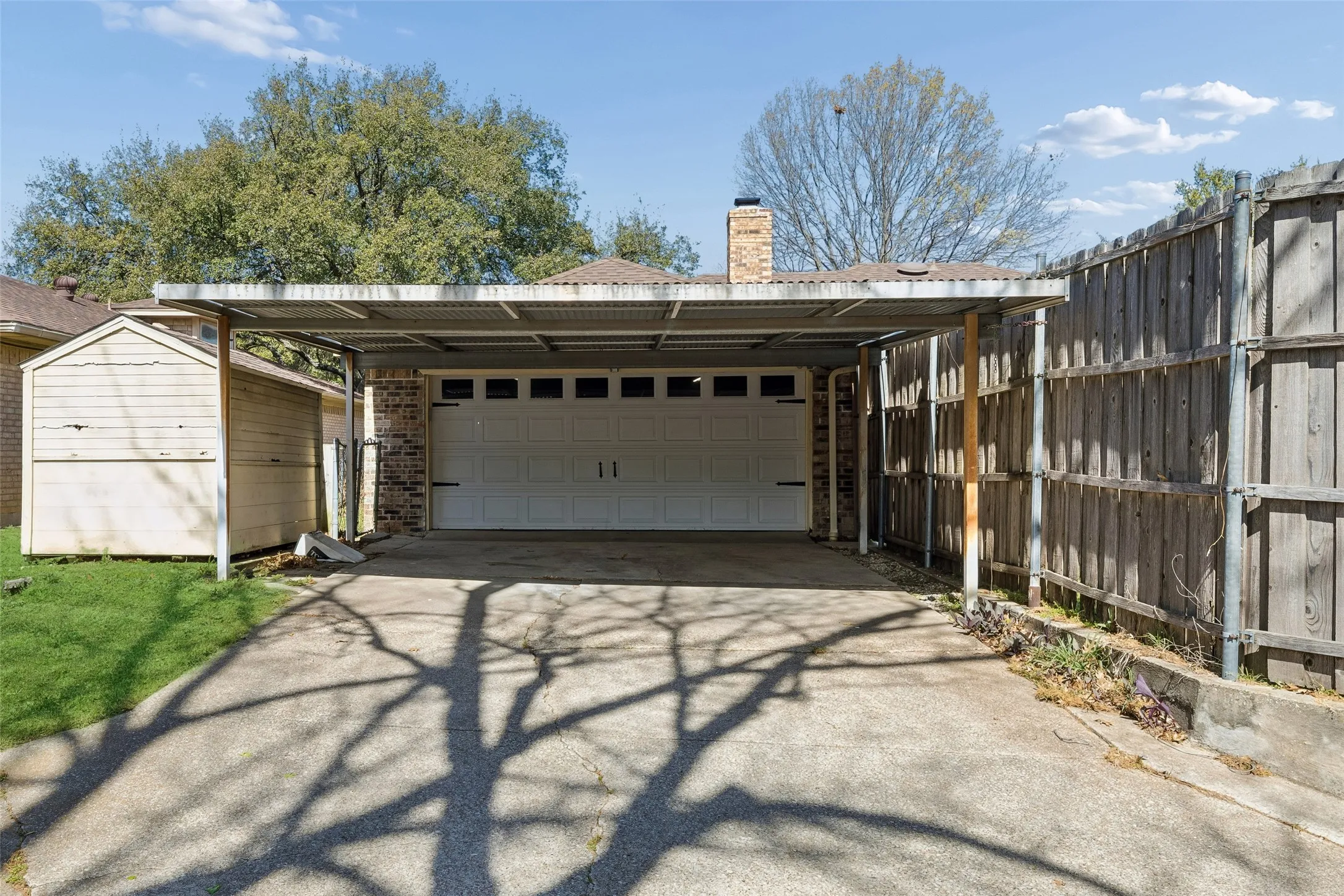 Single Family Residence For Sale in Dallas County , 810 Meadowgate Drive, Garland, Texas 75040, 4 Bedroom, 2 Bathroom, 2 Garage spaces, 1,784 Sqft, built in 1975, Preowned, mls#21208837, Real Estate Agent in Garland, Homes For Sale in Dallas county, Homes For Sale in Garland, Realtor in Garland Texas, Real Estate Brokerage Independent Realty Texas, Luminita Cordes Realtor