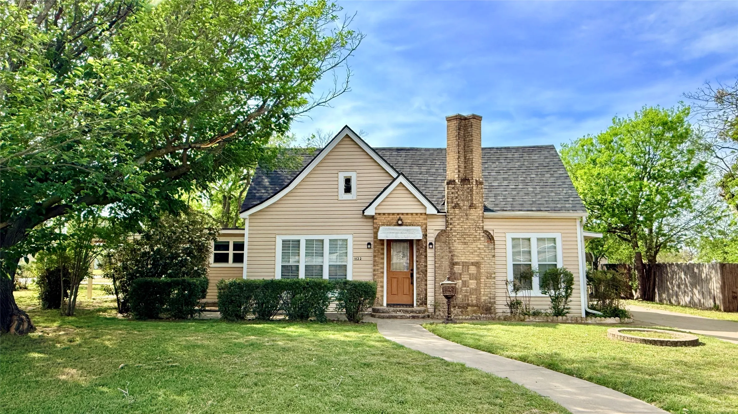 Single Family Residence For Sale in Young County , 1122 4th Street, Graham, Texas 76450, 3 Bedroom, 1 Bathroom, Garage spaces, 2,274 Sqft, built in 1940, Price $179,500, mls#21209479, Real Estate Agent in Graham, Homes For Sale in Young county, Homes For Sale in Graham, Realtor in Graham Texas, Real Estate Brokerage Independent Realty Texas, Luminita Cordes Realtor