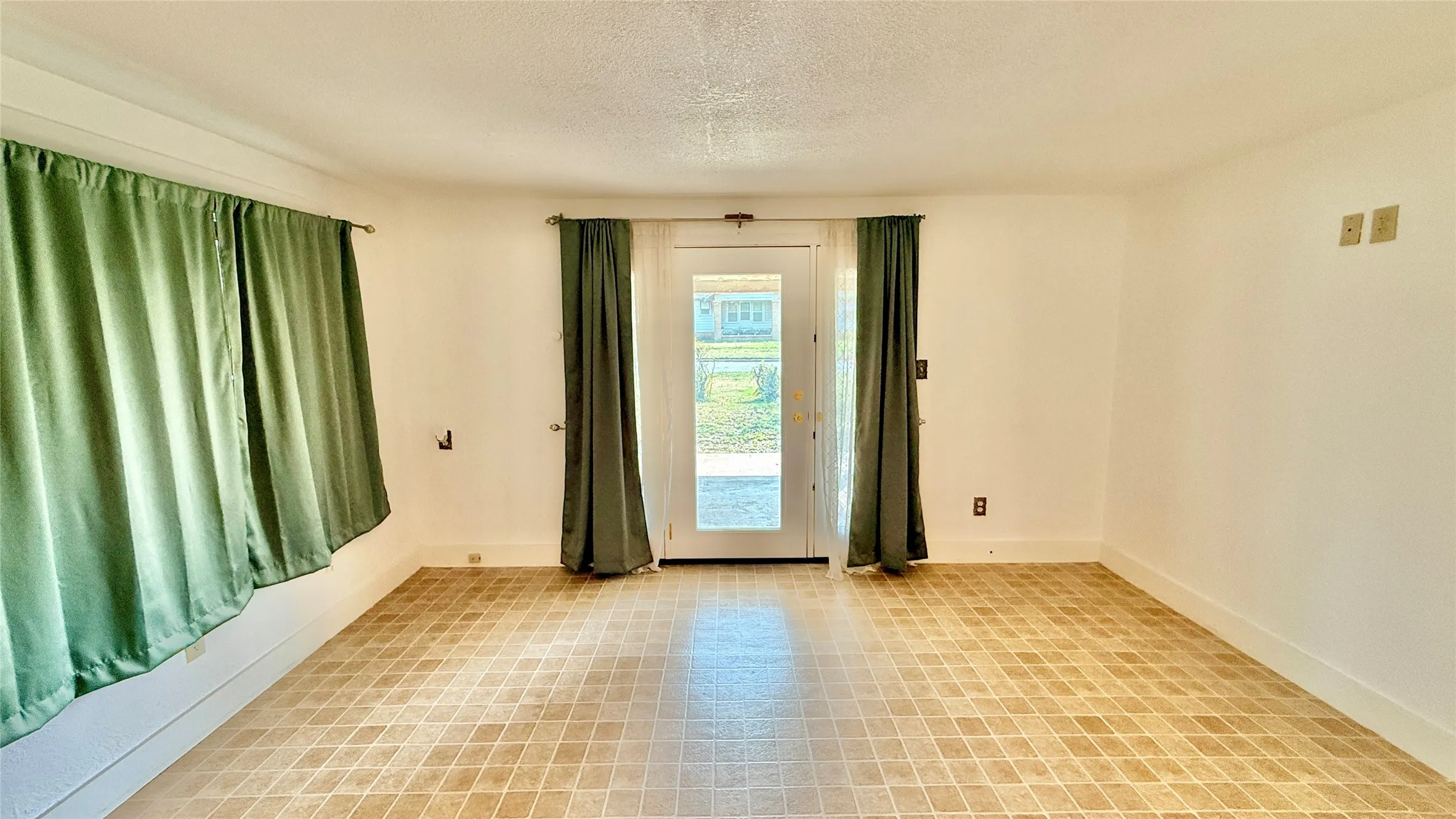 Single Family Residence For Sale in Young County , 1122 4th Street, Graham, Texas 76450, 3 Bedroom, 1 Bathroom, Garage spaces, 2,274 Sqft, built in 1940, Price $179,500, mls#21209479, Real Estate Agent in Graham, Homes For Sale in Young county, Homes For Sale in Graham, Realtor in Graham Texas, Real Estate Brokerage Independent Realty Texas, Luminita Cordes Realtor