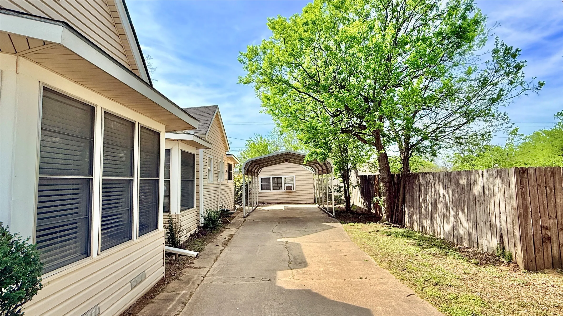 Single Family Residence For Sale in Young County , 1122 4th Street, Graham, Texas 76450, 3 Bedroom, 1 Bathroom, Garage spaces, 2,274 Sqft, built in 1940, Price $179,500, mls#21209479, Real Estate Agent in Graham, Homes For Sale in Young county, Homes For Sale in Graham, Realtor in Graham Texas, Real Estate Brokerage Independent Realty Texas, Luminita Cordes Realtor