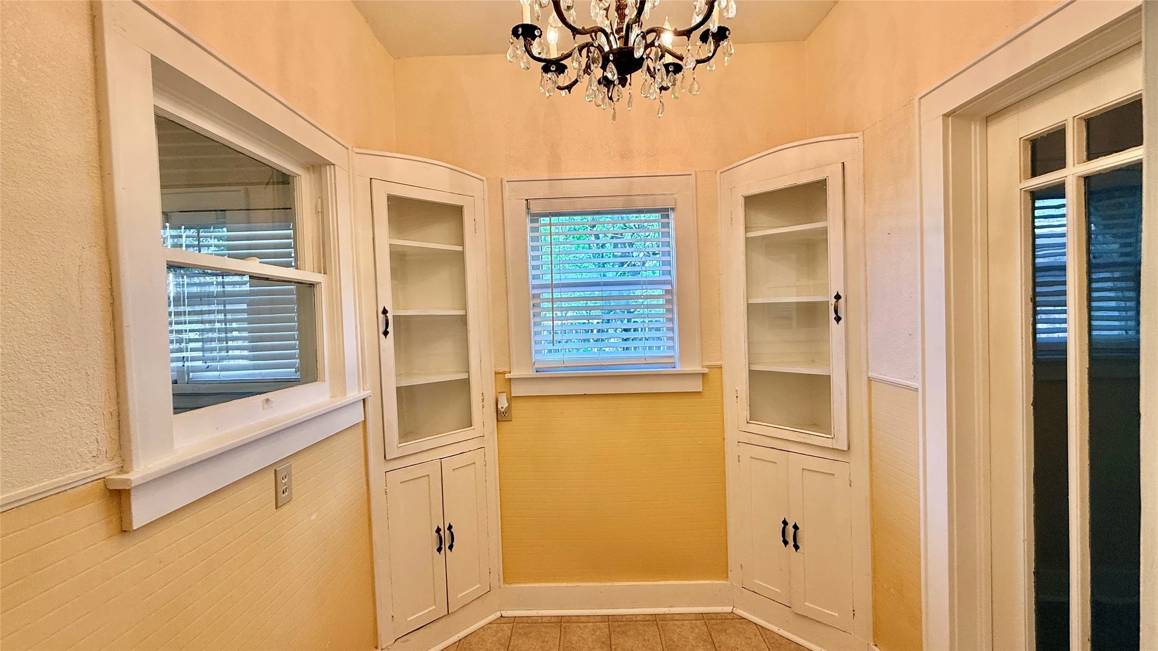 Single Family Residence For Sale in Young County , 1122 4th Street, Graham, Texas 76450, 3 Bedroom, 1 Bathroom, Garage spaces, 2,274 Sqft, built in 1940, Price $179,500, mls#21209479, Real Estate Agent in Graham, Homes For Sale in Young county, Homes For Sale in Graham, Realtor in Graham Texas, Real Estate Brokerage Independent Realty Texas, Luminita Cordes Realtor