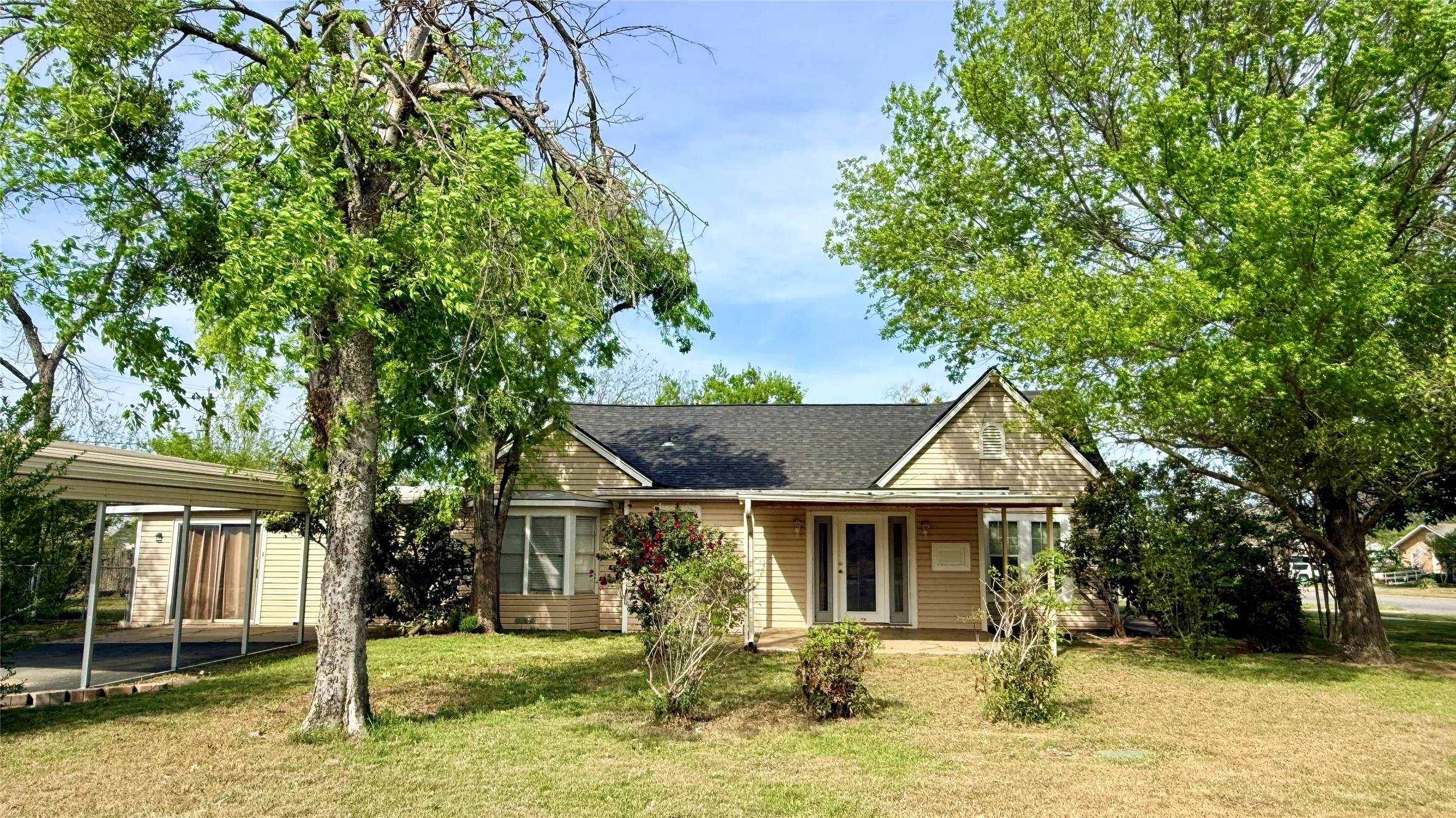 Single Family Residence For Sale in Young County , 1122 4th Street, Graham, Texas 76450, 3 Bedroom, 1 Bathroom, Garage spaces, 2,274 Sqft, built in 1940, Price $179,500, mls#21209479, Real Estate Agent in Graham, Homes For Sale in Young county, Homes For Sale in Graham, Realtor in Graham Texas, Real Estate Brokerage Independent Realty Texas, Luminita Cordes Realtor