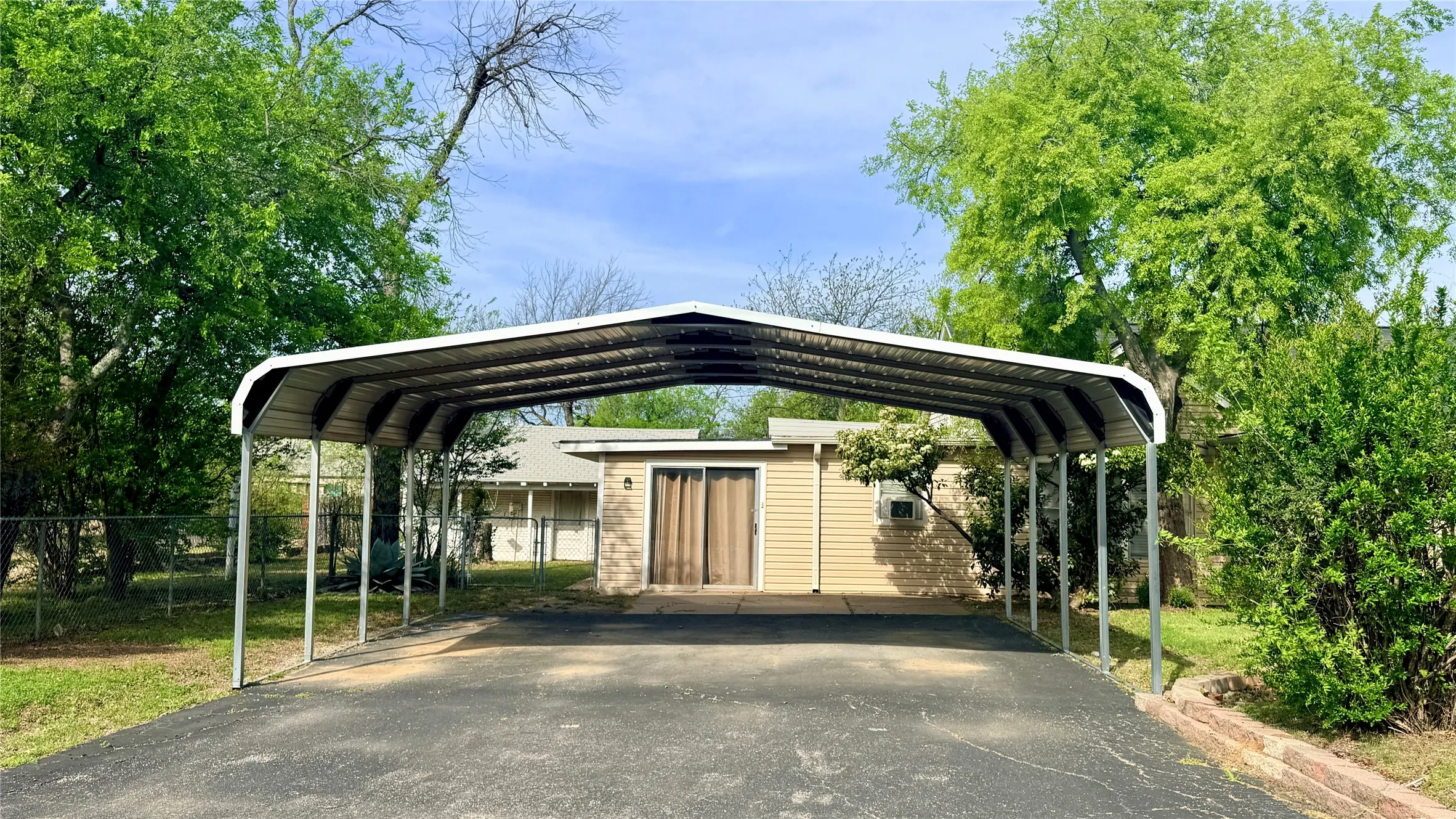 Single Family Residence For Sale in Young County , 1122 4th Street, Graham, Texas 76450, 3 Bedroom, 1 Bathroom, Garage spaces, 2,274 Sqft, built in 1940, Price $179,500, mls#21209479, Real Estate Agent in Graham, Homes For Sale in Young county, Homes For Sale in Graham, Realtor in Graham Texas, Real Estate Brokerage Independent Realty Texas, Luminita Cordes Realtor