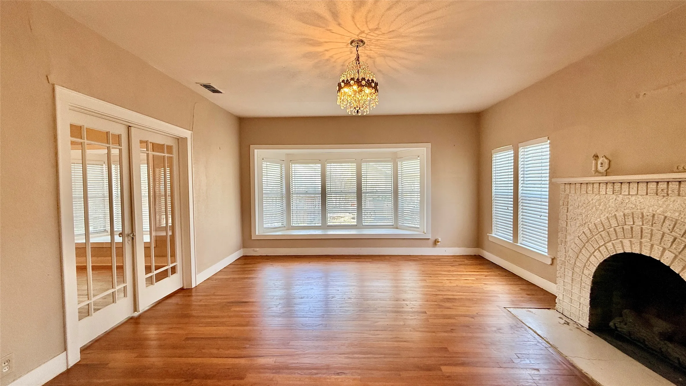 Single Family Residence For Sale in Young County , 1122 4th Street, Graham, Texas 76450, 3 Bedroom, 1 Bathroom, Garage spaces, 2,274 Sqft, built in 1940, Price $179,500, mls#21209479, Real Estate Agent in Graham, Homes For Sale in Young county, Homes For Sale in Graham, Realtor in Graham Texas, Real Estate Brokerage Independent Realty Texas, Luminita Cordes Realtor