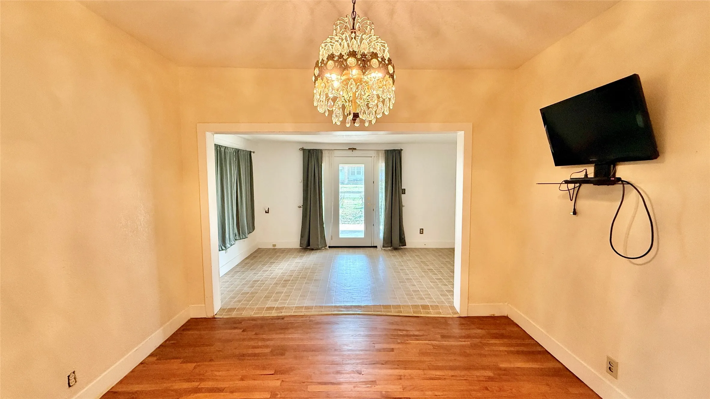 Single Family Residence For Sale in Young County , 1122 4th Street, Graham, Texas 76450, 3 Bedroom, 1 Bathroom, Garage spaces, 2,274 Sqft, built in 1940, Price $179,500, mls#21209479, Real Estate Agent in Graham, Homes For Sale in Young county, Homes For Sale in Graham, Realtor in Graham Texas, Real Estate Brokerage Independent Realty Texas, Luminita Cordes Realtor