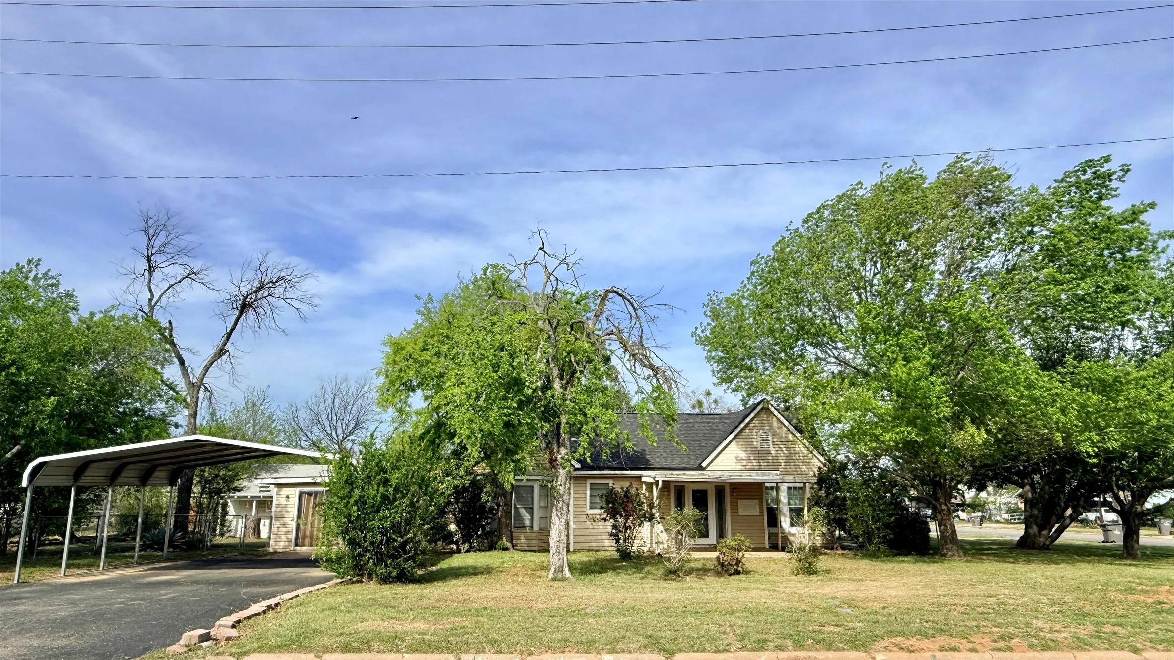 Single Family Residence For Sale in Young County , 1122 4th Street, Graham, Texas 76450, 3 Bedroom, 1 Bathroom, Garage spaces, 2,274 Sqft, built in 1940, Price $179,500, mls#21209479, Real Estate Agent in Graham, Homes For Sale in Young county, Homes For Sale in Graham, Realtor in Graham Texas, Real Estate Brokerage Independent Realty Texas, Luminita Cordes Realtor