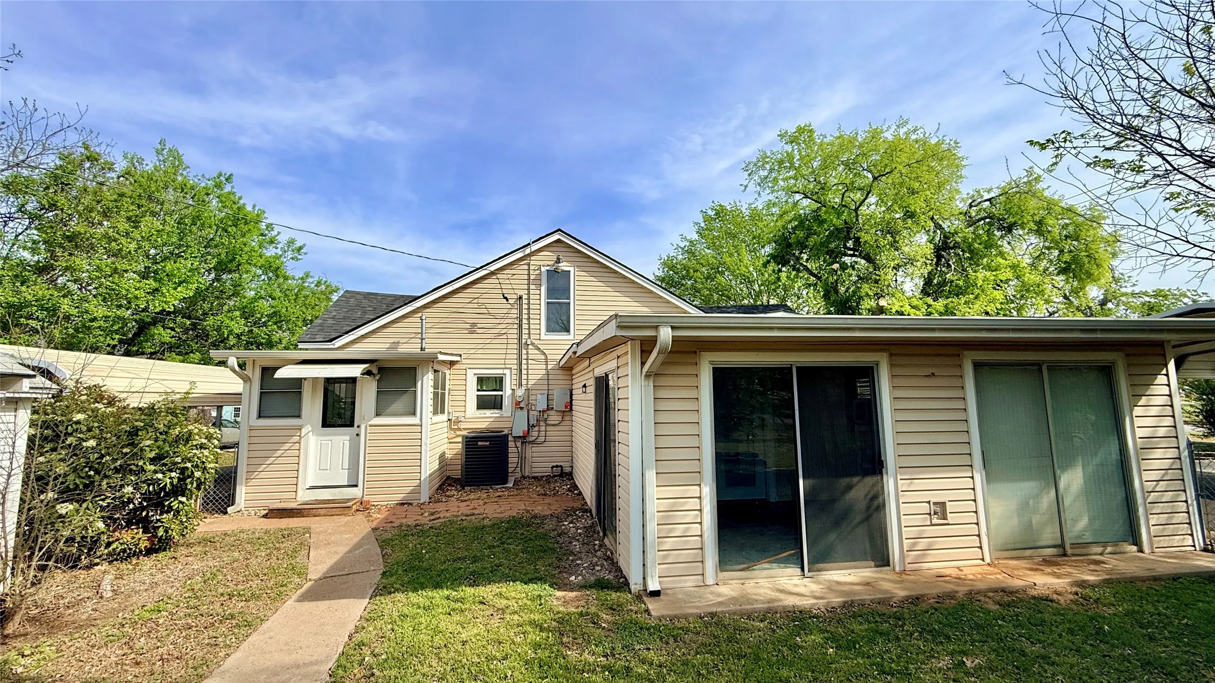 Single Family Residence For Sale in Young County , 1122 4th Street, Graham, Texas 76450, 3 Bedroom, 1 Bathroom, Garage spaces, 2,274 Sqft, built in 1940, Price $179,500, mls#21209479, Real Estate Agent in Graham, Homes For Sale in Young county, Homes For Sale in Graham, Realtor in Graham Texas, Real Estate Brokerage Independent Realty Texas, Luminita Cordes Realtor