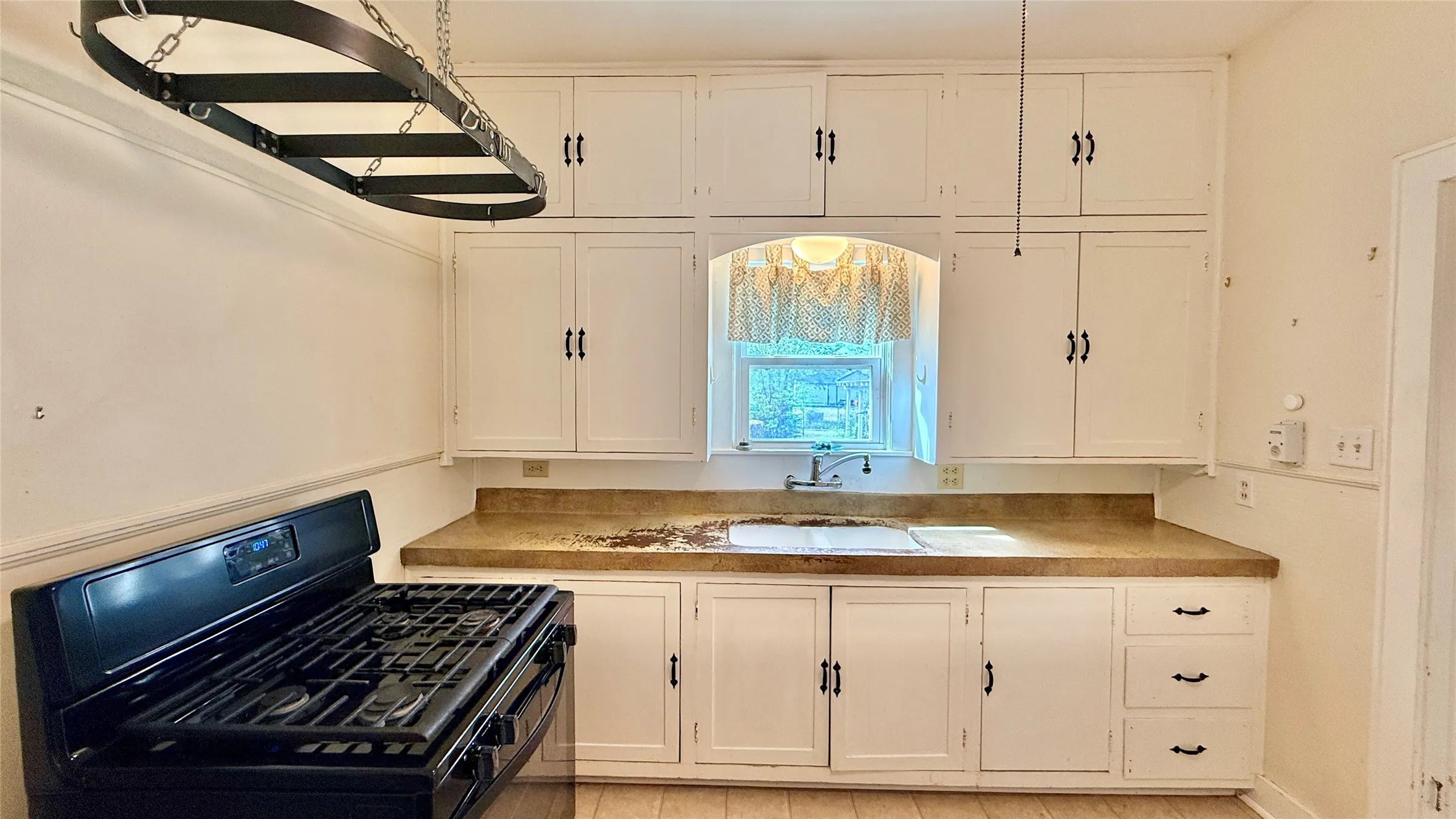 Single Family Residence For Sale in Young County , 1122 4th Street, Graham, Texas 76450, 3 Bedroom, 1 Bathroom, Garage spaces, 2,274 Sqft, built in 1940, Price $179,500, mls#21209479, Real Estate Agent in Graham, Homes For Sale in Young county, Homes For Sale in Graham, Realtor in Graham Texas, Real Estate Brokerage Independent Realty Texas, Luminita Cordes Realtor
