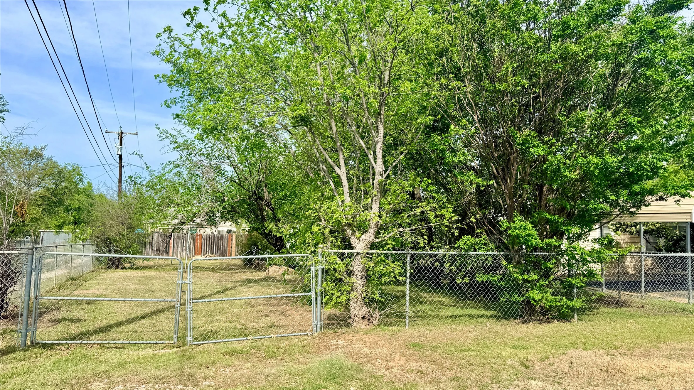 Single Family Residence For Sale in Young County , 1122 4th Street, Graham, Texas 76450, 3 Bedroom, 1 Bathroom, Garage spaces, 2,274 Sqft, built in 1940, Price $179,500, mls#21209479, Real Estate Agent in Graham, Homes For Sale in Young county, Homes For Sale in Graham, Realtor in Graham Texas, Real Estate Brokerage Independent Realty Texas, Luminita Cordes Realtor