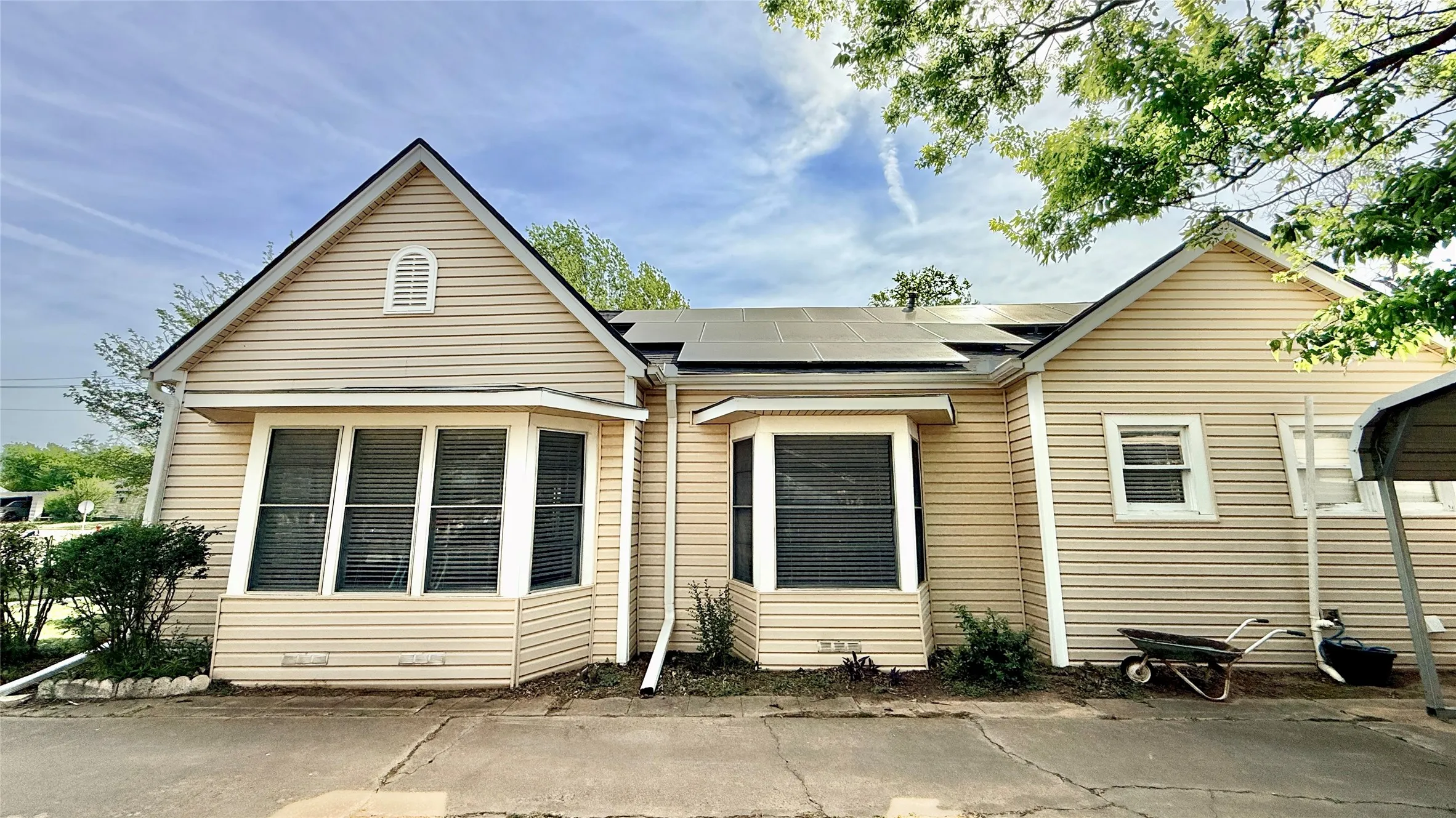 Single Family Residence For Sale in Young County , 1122 4th Street, Graham, Texas 76450, 3 Bedroom, 1 Bathroom, Garage spaces, 2,274 Sqft, built in 1940, Price $179,500, mls#21209479, Real Estate Agent in Graham, Homes For Sale in Young county, Homes For Sale in Graham, Realtor in Graham Texas, Real Estate Brokerage Independent Realty Texas, Luminita Cordes Realtor