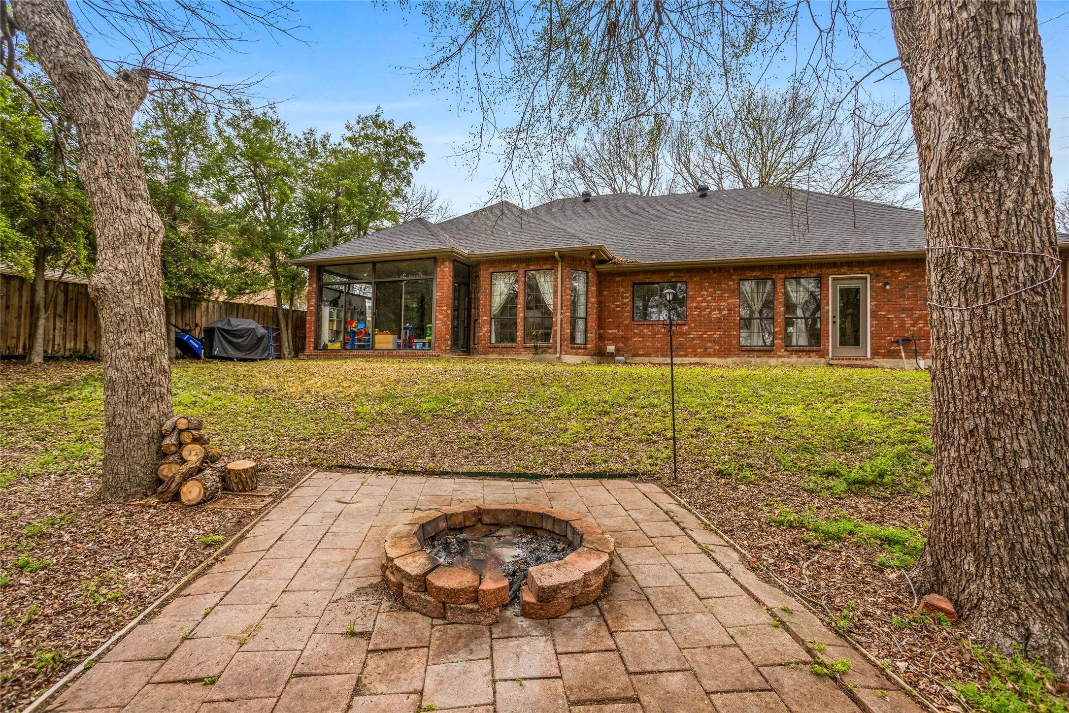 Single Family Residence For Sale in Dallas County , 822 Longmeadow Court, De Soto, Texas 75115, 4 Bedroom, 3 Bathroom, 2 Garage spaces, 2,520 Sqft, built in 1993, Preowned, mls#21194929, Real Estate Agent in De Soto, Homes For Sale in Dallas county, Homes For Sale in De Soto, Realtor in De Soto Texas, Real Estate Brokerage Independent Realty Texas, Luminita Cordes Realtor