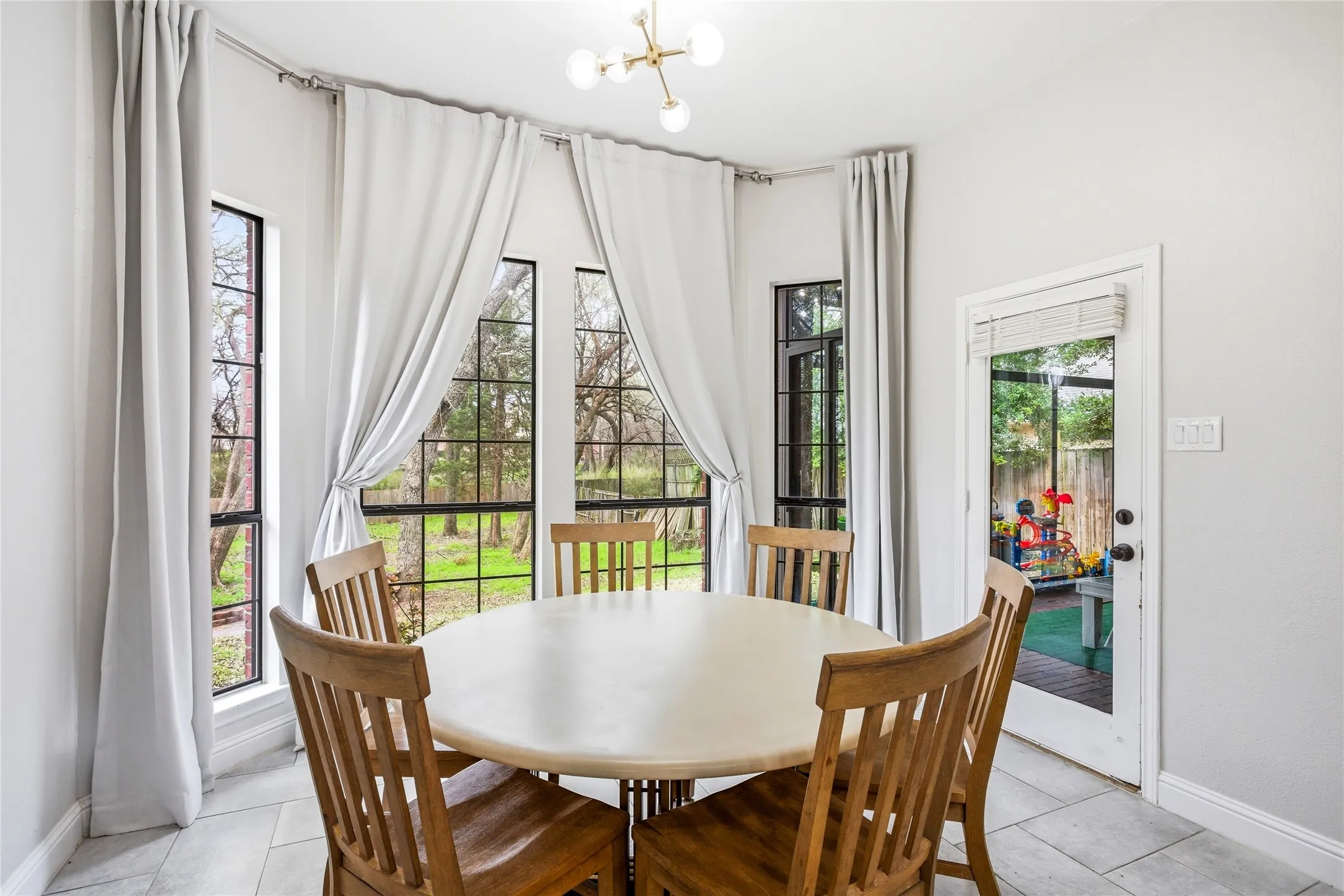 Single Family Residence For Sale in Dallas County , 822 Longmeadow Court, De Soto, Texas 75115, 4 Bedroom, 3 Bathroom, 2 Garage spaces, 2,520 Sqft, built in 1993, Preowned, mls#21194929, Real Estate Agent in De Soto, Homes For Sale in Dallas county, Homes For Sale in De Soto, Realtor in De Soto Texas, Real Estate Brokerage Independent Realty Texas, Luminita Cordes Realtor