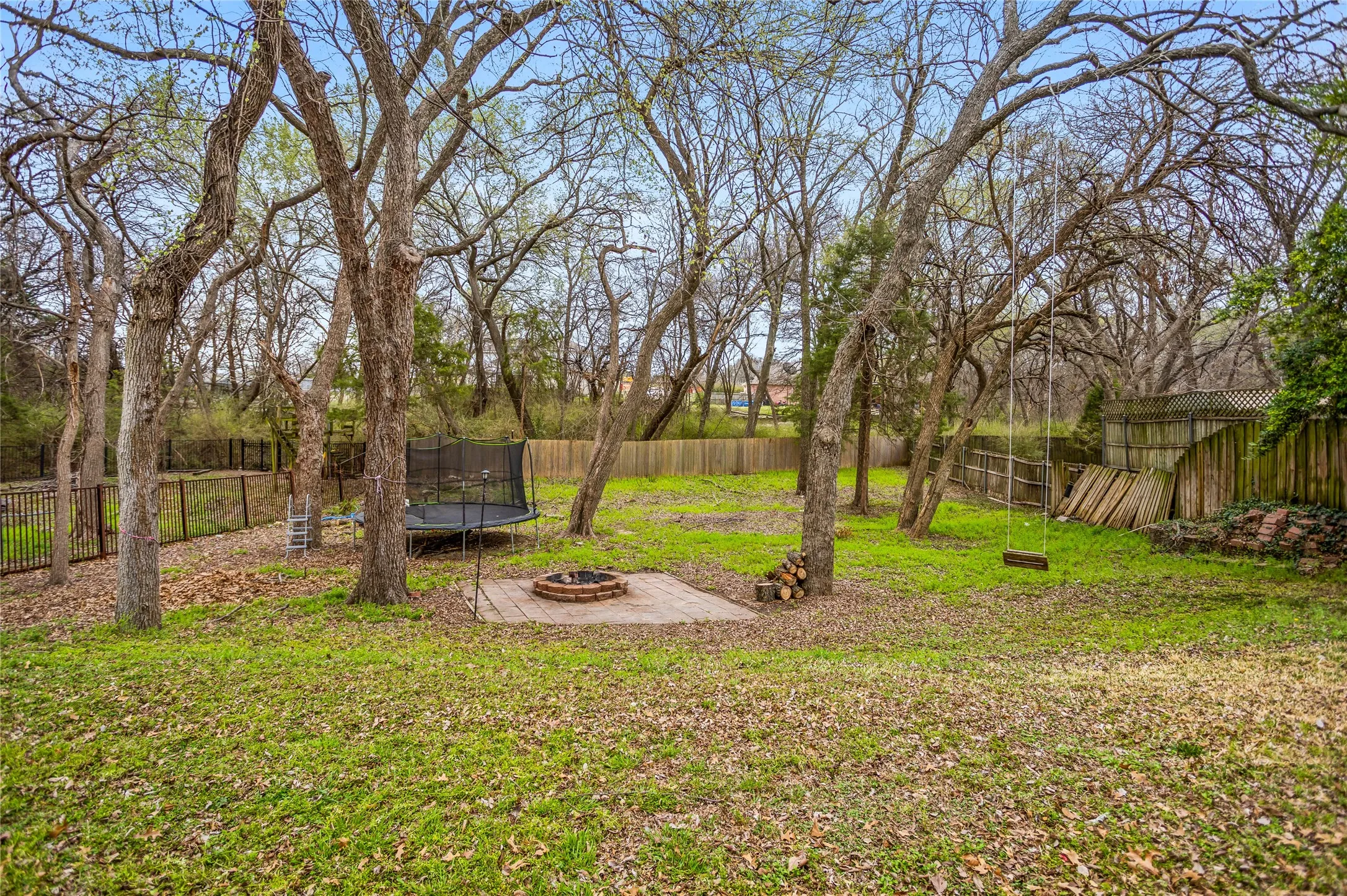 Single Family Residence For Sale in Dallas County , 822 Longmeadow Court, De Soto, Texas 75115, 4 Bedroom, 3 Bathroom, 2 Garage spaces, 2,520 Sqft, built in 1993, Preowned, mls#21194929, Real Estate Agent in De Soto, Homes For Sale in Dallas county, Homes For Sale in De Soto, Realtor in De Soto Texas, Real Estate Brokerage Independent Realty Texas, Luminita Cordes Realtor