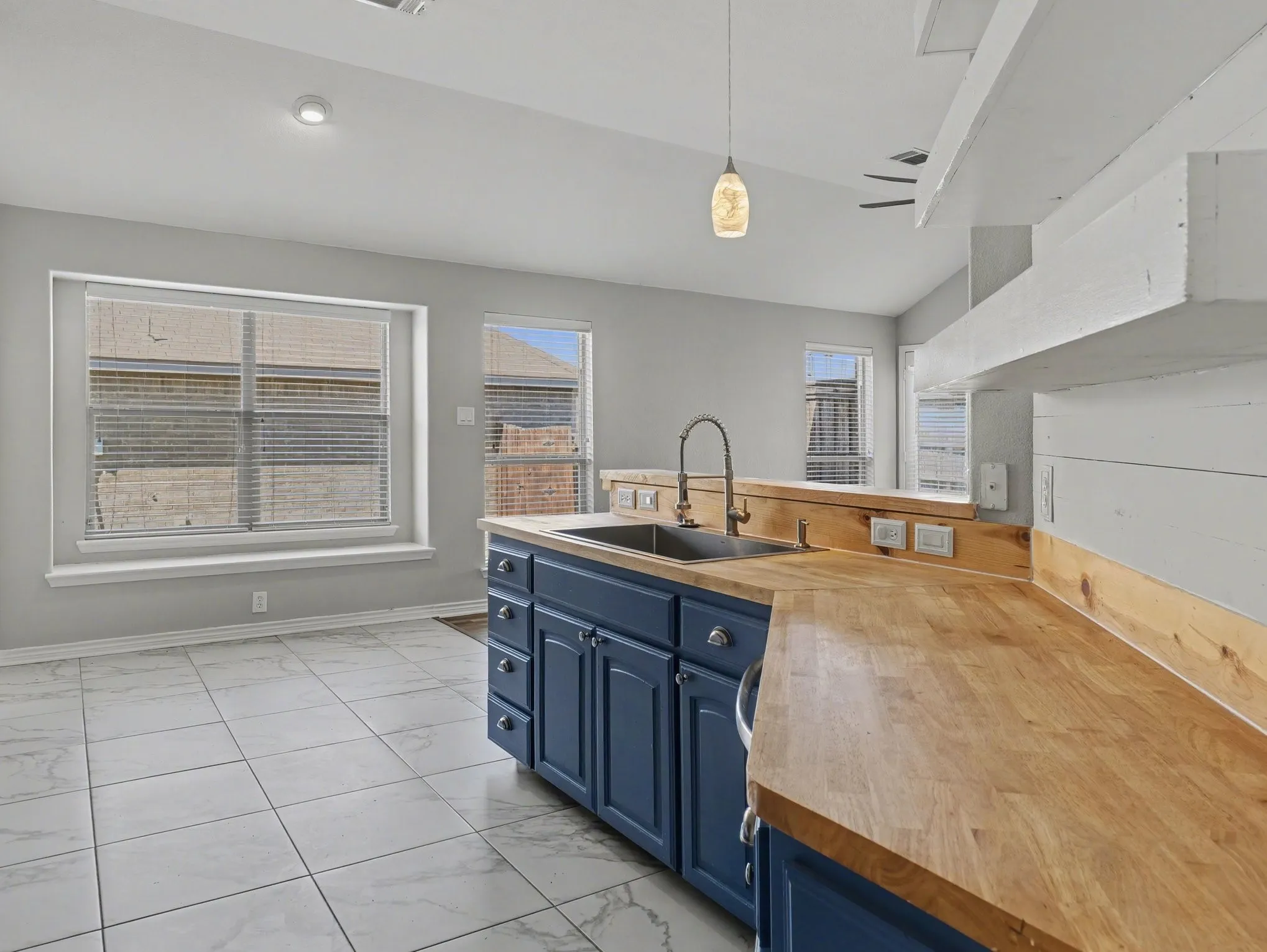 Single Family Residence For Sale in Kaufman County , 152 Doe Meadow Lane, Forney, Texas 75126, 4 Bedroom, 2 Bathroom, 2 Garage spaces, 1,592 Sqft, built in 2012, mls#21203468, Real Estate Agent in Forney, Homes For Sale in Kaufman county, Homes For Sale in Forney, Realtor in Forney Texas, Real Estate Brokerage Independent Realty Texas, Luminita Cordes Realtor