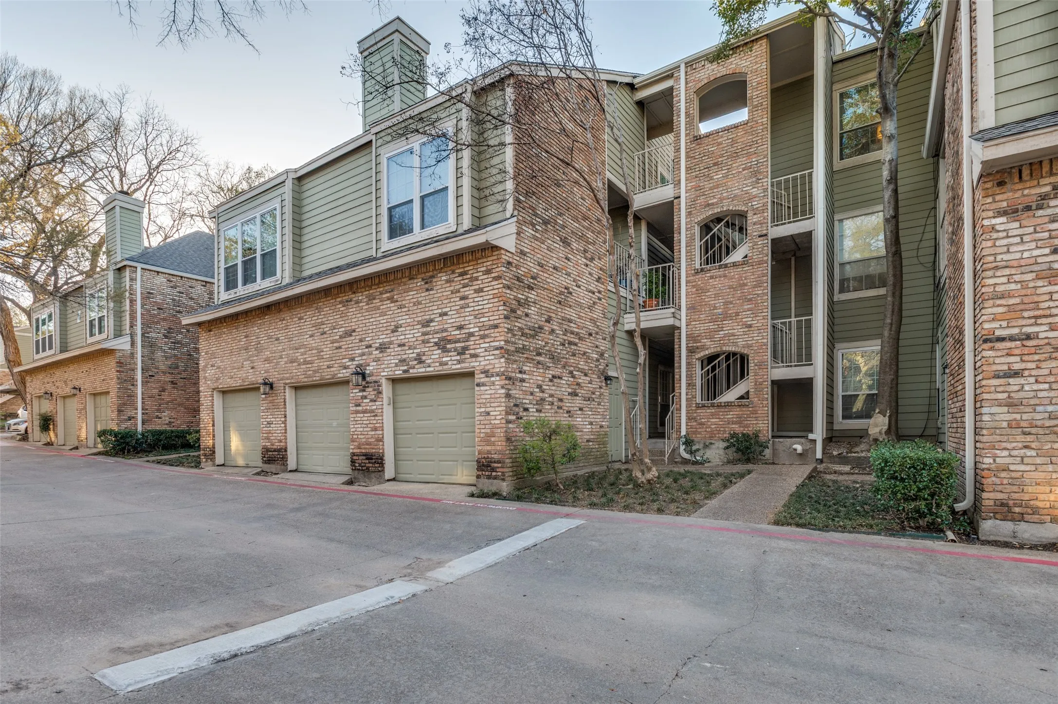 Condominium For Sale in Dallas County , 7151 Gaston Avenue 408, Dallas, Texas 75214, 1 Bedroom, 1 Bathroom, Garage spaces, 667 Sqft, built in 1984, Price $239,000, mls#21209858, Real Estate Agent in Dallas, Homes For Sale in Dallas county, Homes For Sale in Dallas, Realtor in Dallas Texas, Real Estate Brokerage Independent Realty Texas, Luminita Cordes Realtor