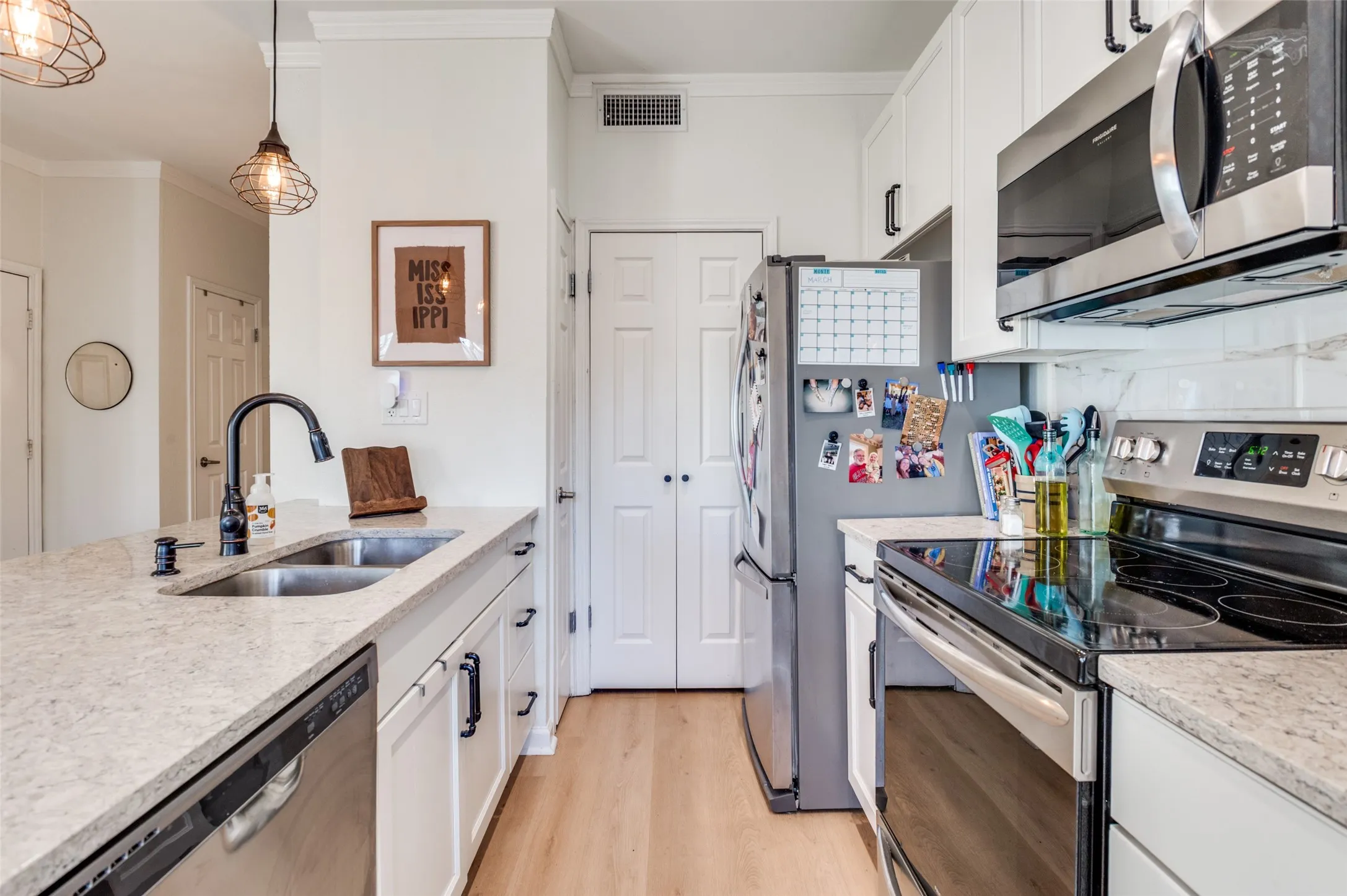 Condominium For Sale in Dallas County , 7151 Gaston Avenue 408, Dallas, Texas 75214, 1 Bedroom, 1 Bathroom, Garage spaces, 667 Sqft, built in 1984, Price $239,000, mls#21209858, Real Estate Agent in Dallas, Homes For Sale in Dallas county, Homes For Sale in Dallas, Realtor in Dallas Texas, Real Estate Brokerage Independent Realty Texas, Luminita Cordes Realtor
