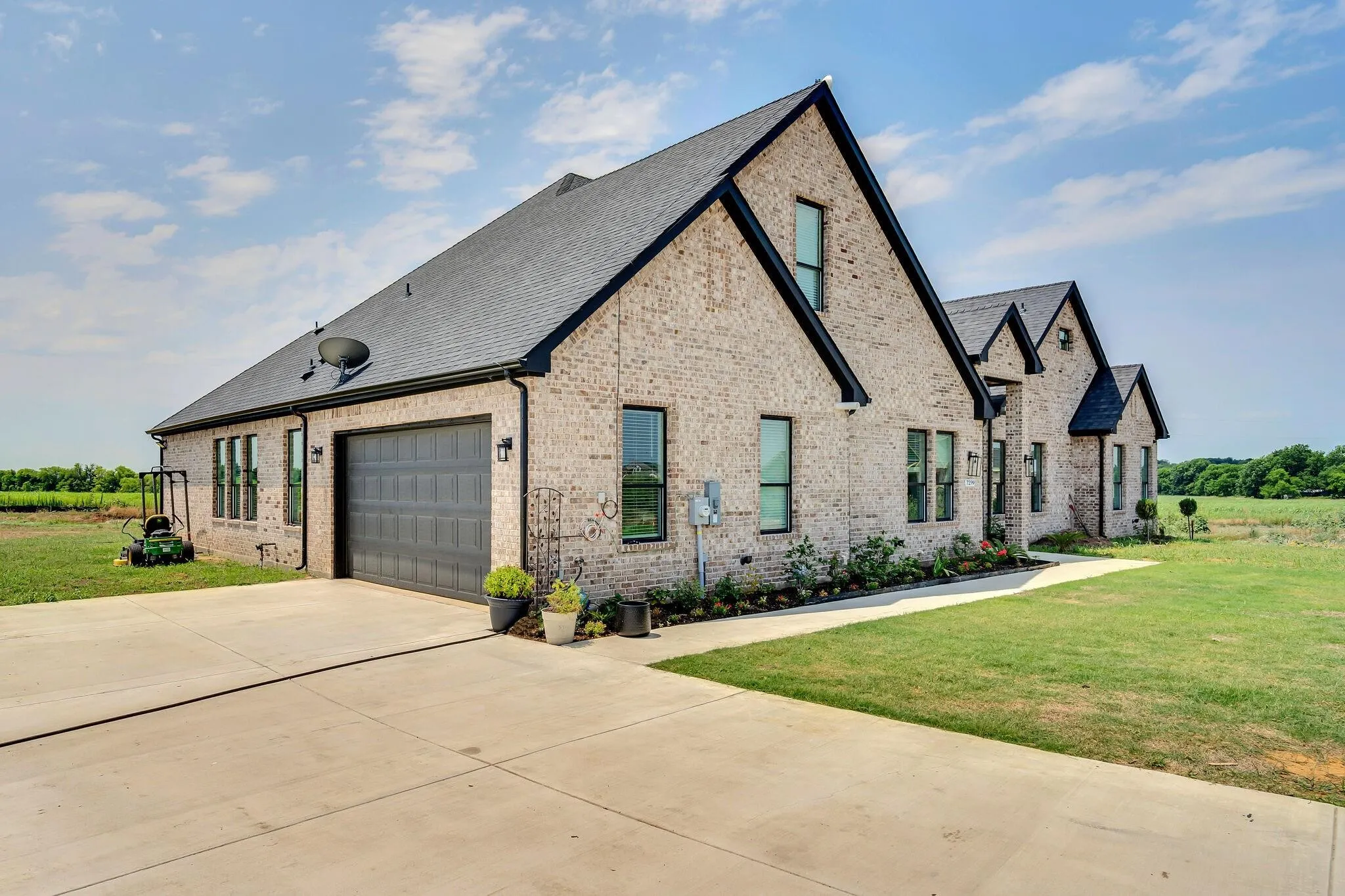 Single Family Residence For Sale in Denton County , 7299 Tom Trail, Krum, Texas 76249, 5 Bedroom, 4 Bathroom, 2 Garage spaces, 3,640 Sqft, built in 2023, Preowned, mls#21209740, Real Estate Agent in Krum, Homes For Sale in Denton county, Homes For Sale in Krum, Realtor in Krum Texas, Real Estate Brokerage Independent Realty Texas, Luminita Cordes Realtor