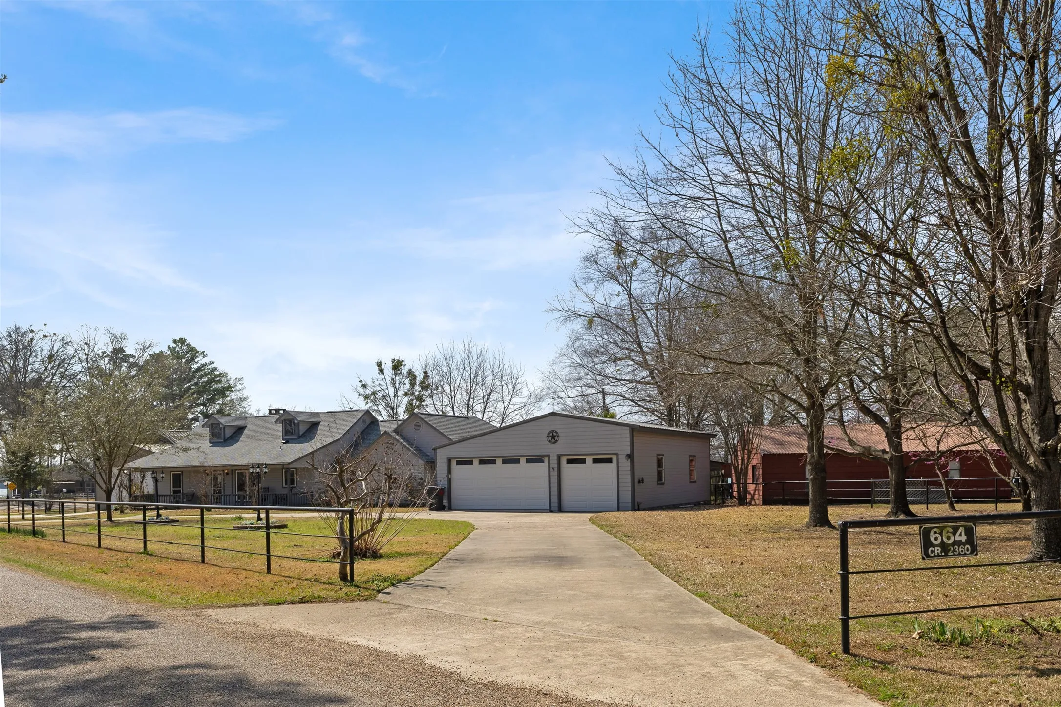 Single Family Residence For Sale in Titus County , 664 County Road 2360, Mt Pleasant, Texas 75455, 3 Bedroom, 3 Bathroom, 4 Garage spaces, 2,900 Sqft, built in 1994, mls#21192024, Real Estate Agent in Mt Pleasant, Homes For Sale in Titus county, Homes For Sale in Mt Pleasant, Realtor in Mt Pleasant Texas, Real Estate Brokerage Independent Realty Texas, Luminita Cordes Realtor