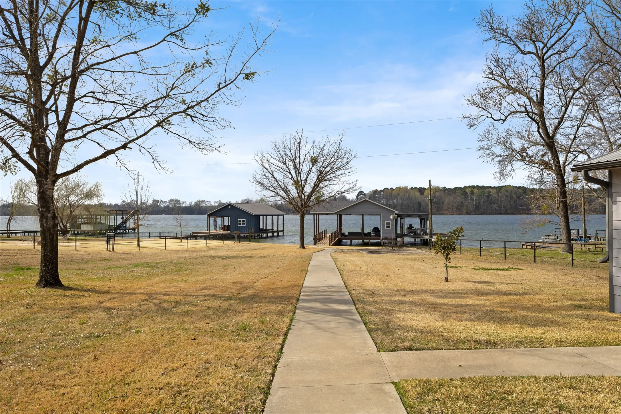 Single Family Residence For Sale in Titus County , 664 County Road 2360, Mt Pleasant, Texas 75455, 3 Bedroom, 3 Bathroom, 4 Garage spaces, 2,900 Sqft, built in 1994, mls#21192024, Real Estate Agent in Mt Pleasant, Homes For Sale in Titus county, Homes For Sale in Mt Pleasant, Realtor in Mt Pleasant Texas, Real Estate Brokerage Independent Realty Texas, Luminita Cordes Realtor