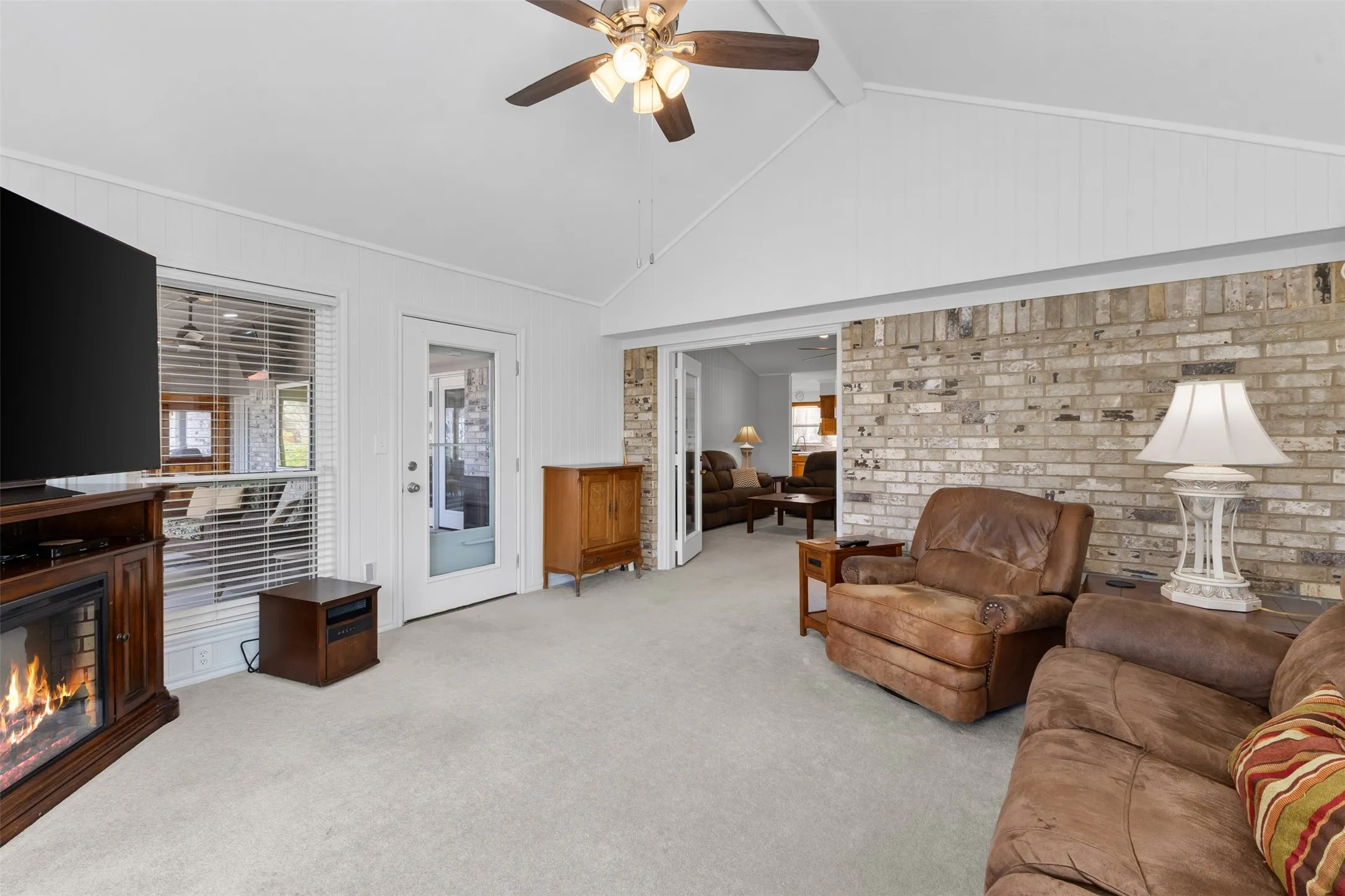 Single Family Residence For Sale in Titus County , 664 County Road 2360, Mt Pleasant, Texas 75455, 3 Bedroom, 3 Bathroom, 4 Garage spaces, 2,900 Sqft, built in 1994, mls#21192024, Real Estate Agent in Mt Pleasant, Homes For Sale in Titus county, Homes For Sale in Mt Pleasant, Realtor in Mt Pleasant Texas, Real Estate Brokerage Independent Realty Texas, Luminita Cordes Realtor