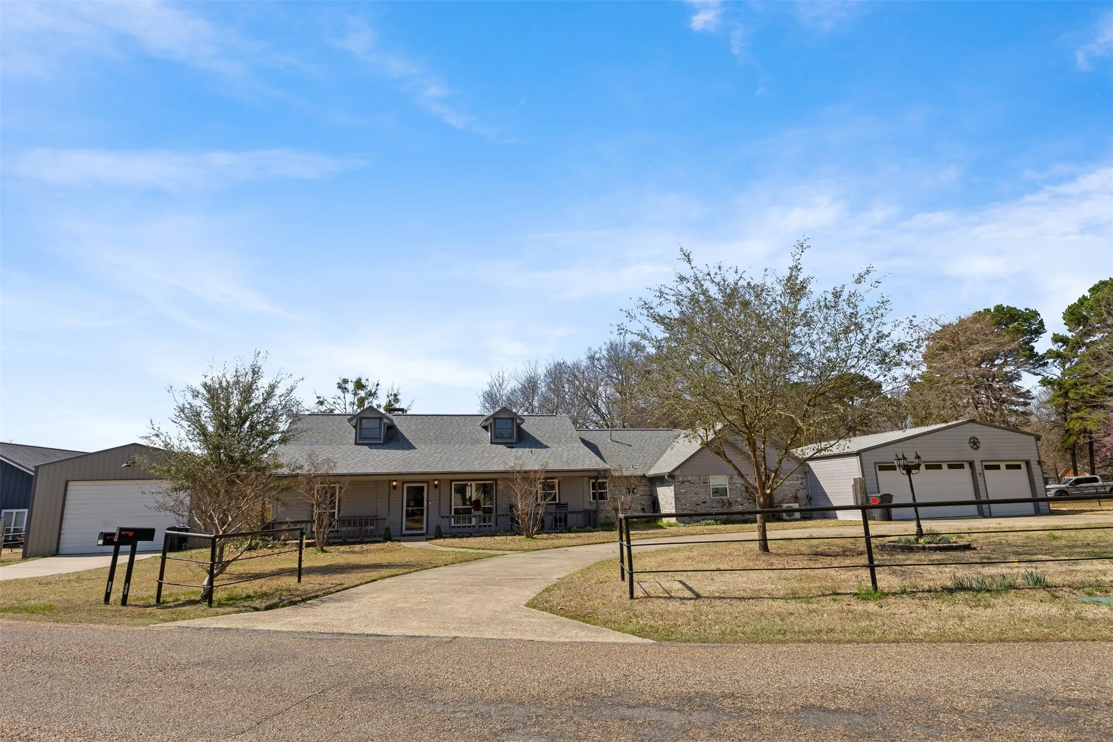 Single Family Residence For Sale in Titus County , 664 County Road 2360, Mt Pleasant, Texas 75455, 3 Bedroom, 3 Bathroom, 4 Garage spaces, 2,900 Sqft, built in 1994, mls#21192024, Real Estate Agent in Mt Pleasant, Homes For Sale in Titus county, Homes For Sale in Mt Pleasant, Realtor in Mt Pleasant Texas, Real Estate Brokerage Independent Realty Texas, Luminita Cordes Realtor
