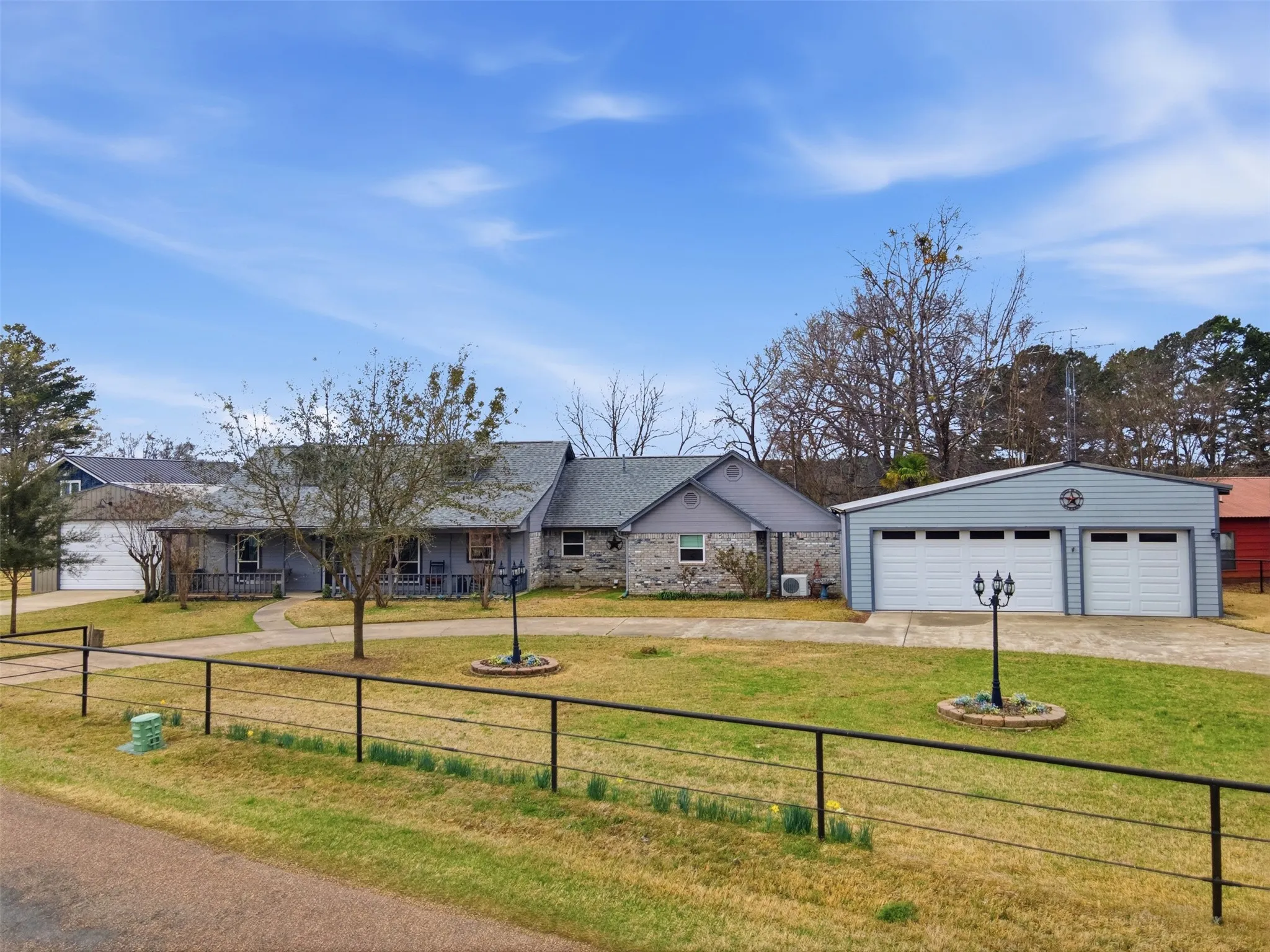 Single Family Residence For Sale in Titus County , 664 County Road 2360, Mt Pleasant, Texas 75455, 3 Bedroom, 3 Bathroom, 4 Garage spaces, 2,900 Sqft, built in 1994, mls#21192024, Real Estate Agent in Mt Pleasant, Homes For Sale in Titus county, Homes For Sale in Mt Pleasant, Realtor in Mt Pleasant Texas, Real Estate Brokerage Independent Realty Texas, Luminita Cordes Realtor