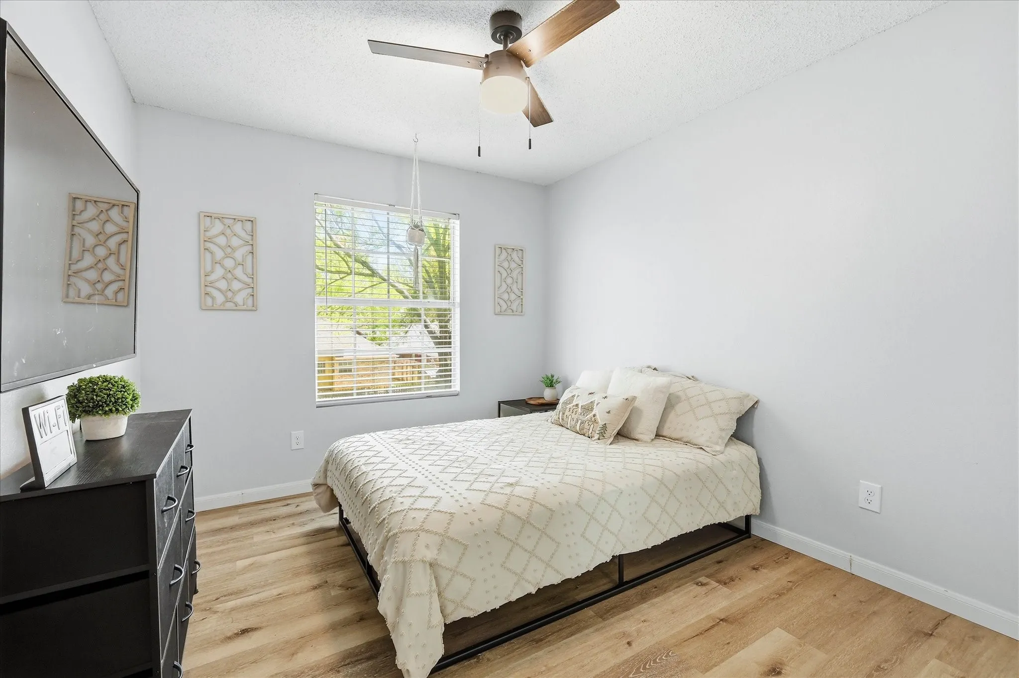 Single Family Residence For Sale in Tarrant County , 6824 Wooddale Drive, Watauga, Texas 76148, 4 Bedroom, 3 Bathroom, 2 Garage spaces, 2,021 Sqft, built in 1988, mls#21210156, Real Estate Agent in Watauga, Homes For Sale in Tarrant county, Homes For Sale in Watauga, Realtor in Watauga Texas, Real Estate Brokerage Independent Realty Texas, Luminita Cordes Realtor
