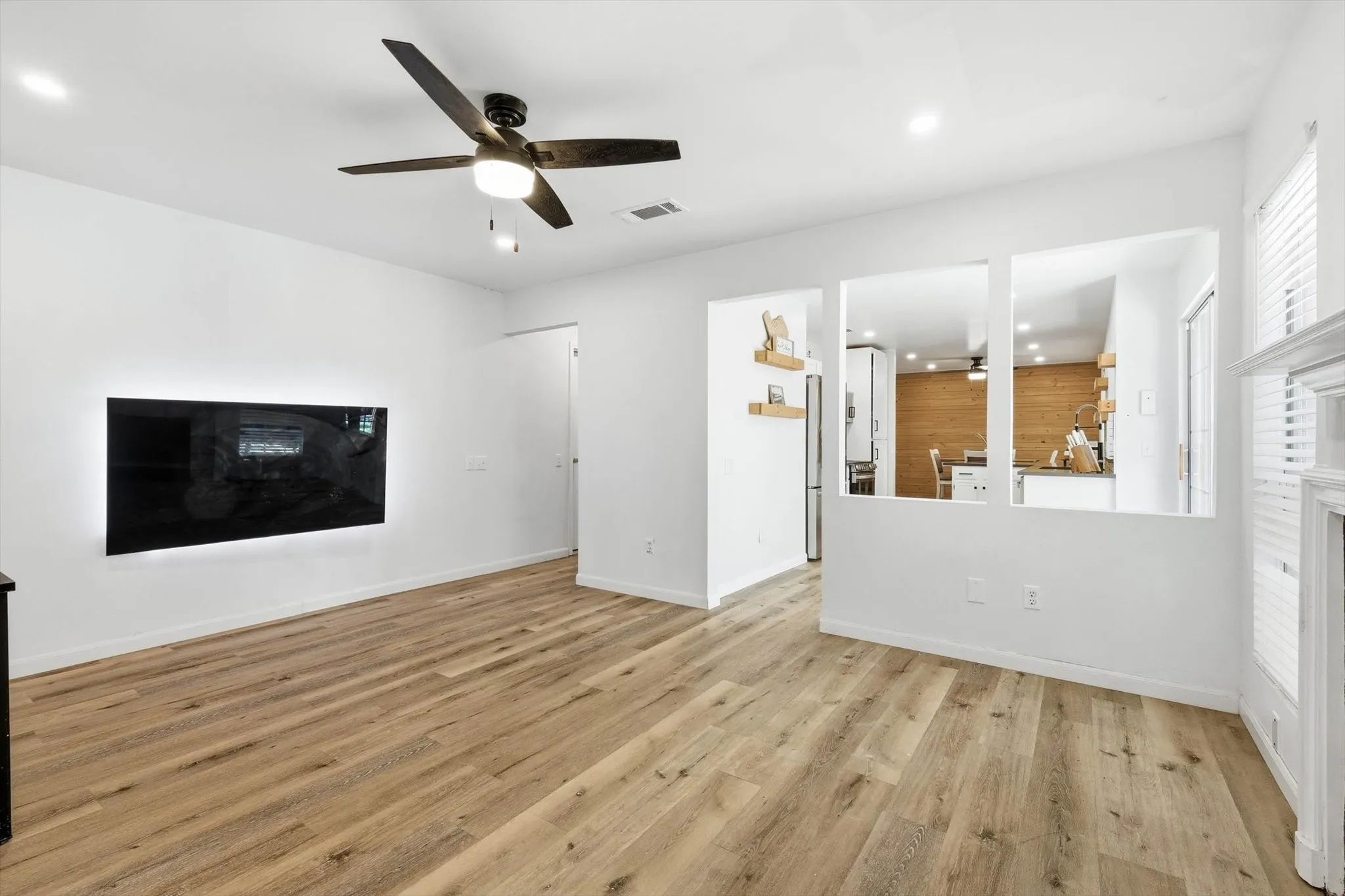 Single Family Residence For Sale in Tarrant County , 6824 Wooddale Drive, Watauga, Texas 76148, 4 Bedroom, 3 Bathroom, 2 Garage spaces, 2,021 Sqft, built in 1988, mls#21210156, Real Estate Agent in Watauga, Homes For Sale in Tarrant county, Homes For Sale in Watauga, Realtor in Watauga Texas, Real Estate Brokerage Independent Realty Texas, Luminita Cordes Realtor