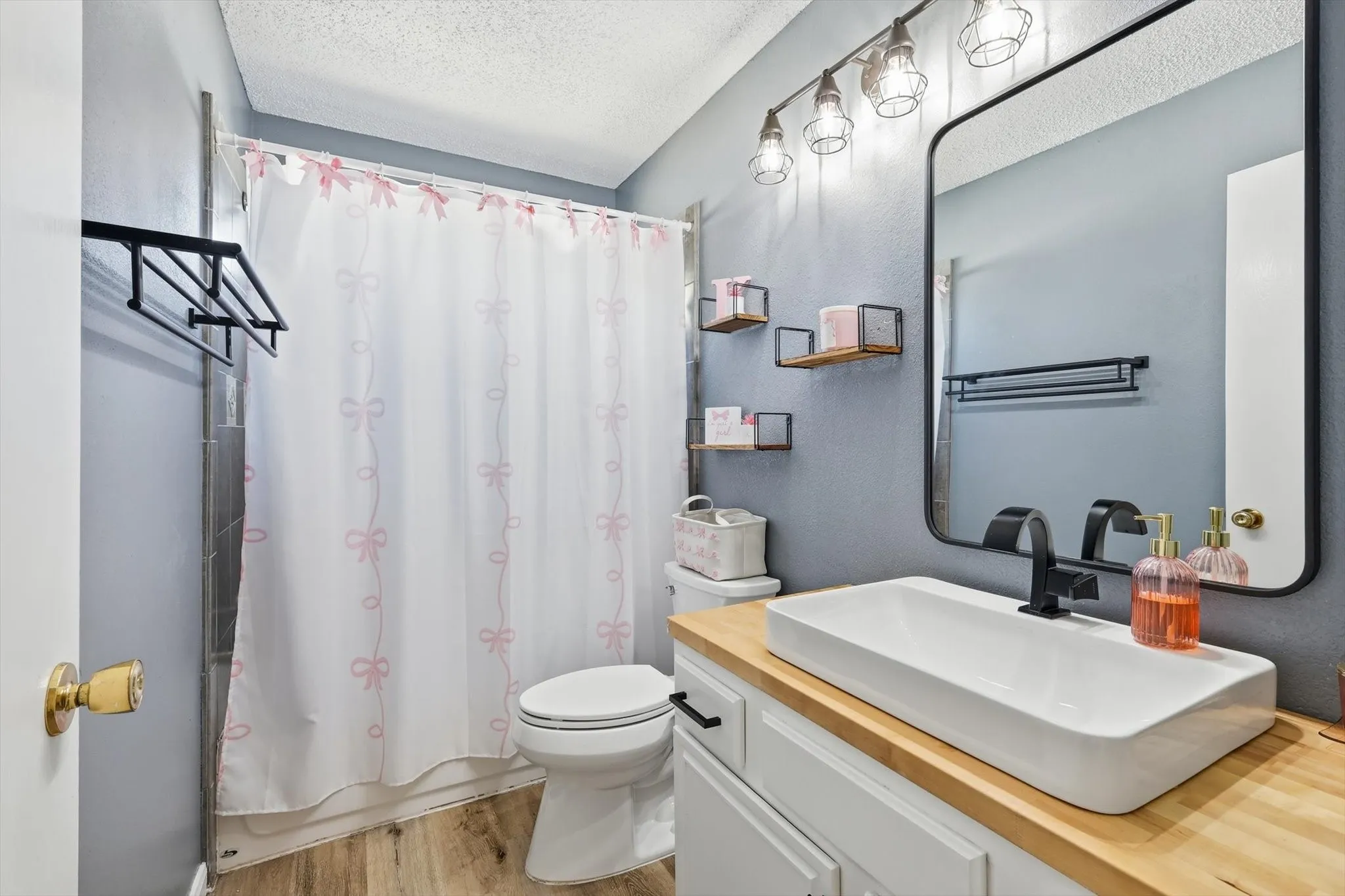 Single Family Residence For Sale in Tarrant County , 6824 Wooddale Drive, Watauga, Texas 76148, 4 Bedroom, 3 Bathroom, 2 Garage spaces, 2,021 Sqft, built in 1988, mls#21210156, Real Estate Agent in Watauga, Homes For Sale in Tarrant county, Homes For Sale in Watauga, Realtor in Watauga Texas, Real Estate Brokerage Independent Realty Texas, Luminita Cordes Realtor
