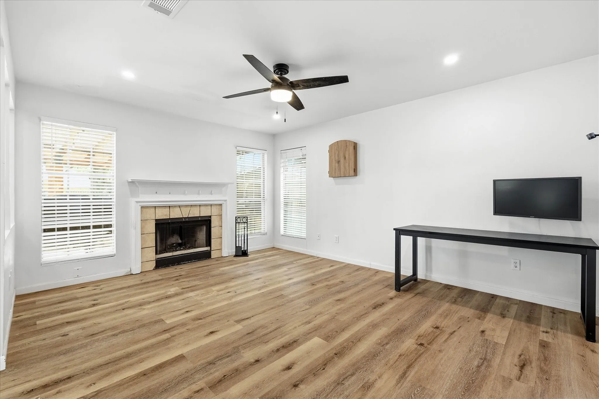 Single Family Residence For Sale in Tarrant County , 6824 Wooddale Drive, Watauga, Texas 76148, 4 Bedroom, 3 Bathroom, 2 Garage spaces, 2,021 Sqft, built in 1988, mls#21210156, Real Estate Agent in Watauga, Homes For Sale in Tarrant county, Homes For Sale in Watauga, Realtor in Watauga Texas, Real Estate Brokerage Independent Realty Texas, Luminita Cordes Realtor