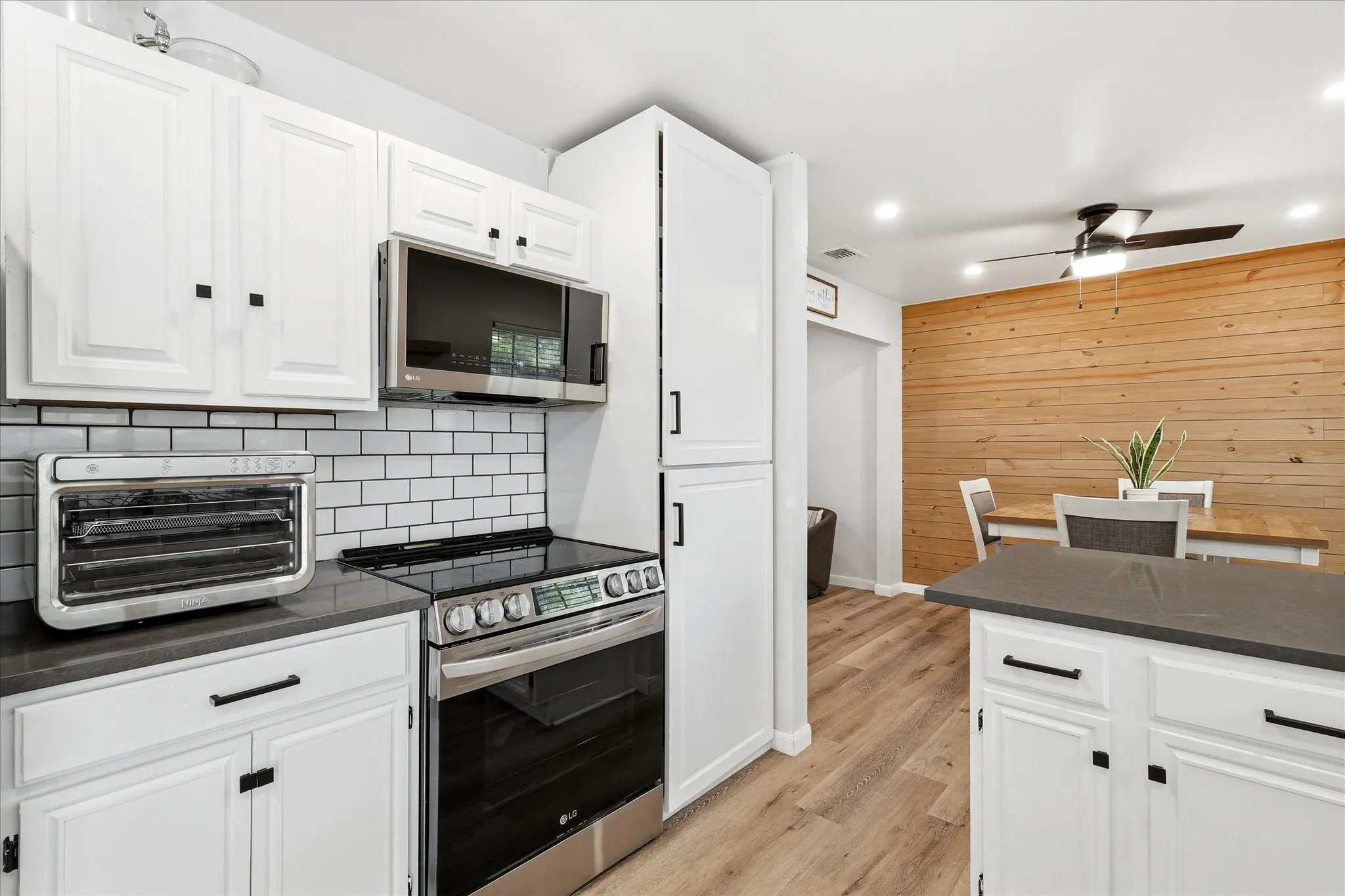 Single Family Residence For Sale in Tarrant County , 6824 Wooddale Drive, Watauga, Texas 76148, 4 Bedroom, 3 Bathroom, 2 Garage spaces, 2,021 Sqft, built in 1988, mls#21210156, Real Estate Agent in Watauga, Homes For Sale in Tarrant county, Homes For Sale in Watauga, Realtor in Watauga Texas, Real Estate Brokerage Independent Realty Texas, Luminita Cordes Realtor