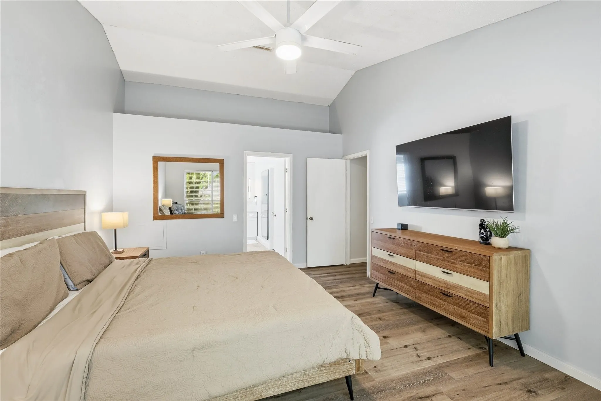 Single Family Residence For Sale in Tarrant County , 6824 Wooddale Drive, Watauga, Texas 76148, 4 Bedroom, 3 Bathroom, 2 Garage spaces, 2,021 Sqft, built in 1988, mls#21210156, Real Estate Agent in Watauga, Homes For Sale in Tarrant county, Homes For Sale in Watauga, Realtor in Watauga Texas, Real Estate Brokerage Independent Realty Texas, Luminita Cordes Realtor