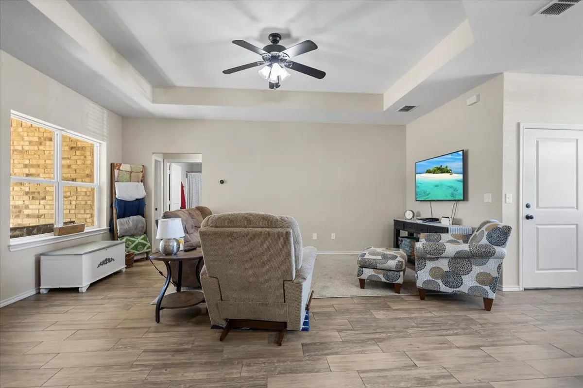 Single Family Residence For Sale in Smith County , 307 Mission Crest Circle, Lindale, Texas 75771, 3 Bedroom, 2 Bathroom, 2 Garage spaces, 1,457 Sqft, built in 2015, Price $279,000, mls#21210162, Real Estate Agent in Lindale, Homes For Sale in Smith county, Homes For Sale in Lindale, Realtor in Lindale Texas, Real Estate Brokerage Independent Realty Texas, Luminita Cordes Realtor