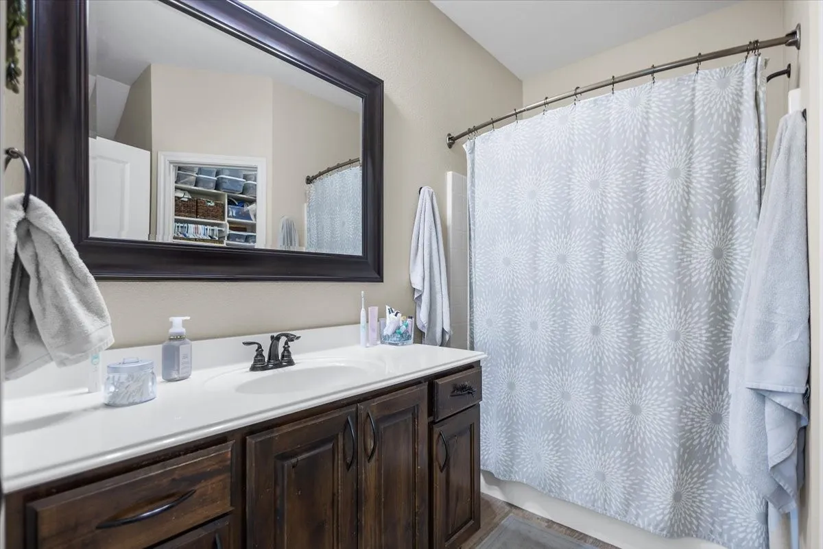 Single Family Residence For Sale in Smith County , 307 Mission Crest Circle, Lindale, Texas 75771, 3 Bedroom, 2 Bathroom, 2 Garage spaces, 1,457 Sqft, built in 2015, Price $279,000, mls#21210162, Real Estate Agent in Lindale, Homes For Sale in Smith county, Homes For Sale in Lindale, Realtor in Lindale Texas, Real Estate Brokerage Independent Realty Texas, Luminita Cordes Realtor