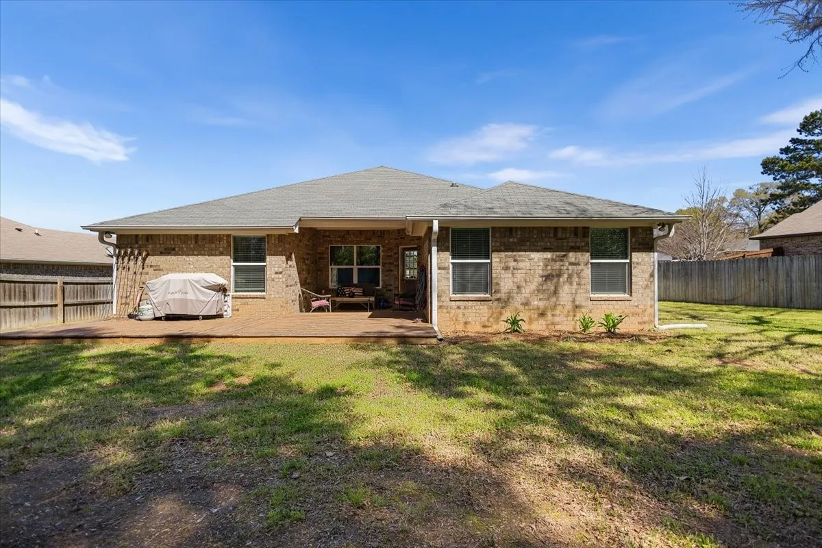 Single Family Residence For Sale in Smith County , 307 Mission Crest Circle, Lindale, Texas 75771, 3 Bedroom, 2 Bathroom, 2 Garage spaces, 1,457 Sqft, built in 2015, Price $279,000, mls#21210162, Real Estate Agent in Lindale, Homes For Sale in Smith county, Homes For Sale in Lindale, Realtor in Lindale Texas, Real Estate Brokerage Independent Realty Texas, Luminita Cordes Realtor